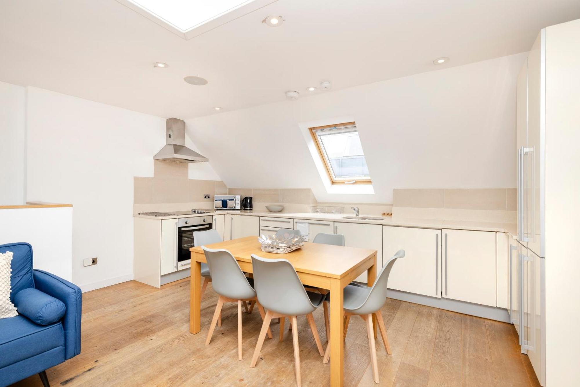 Joivy Chic 2-br Flats Near Castle EDI