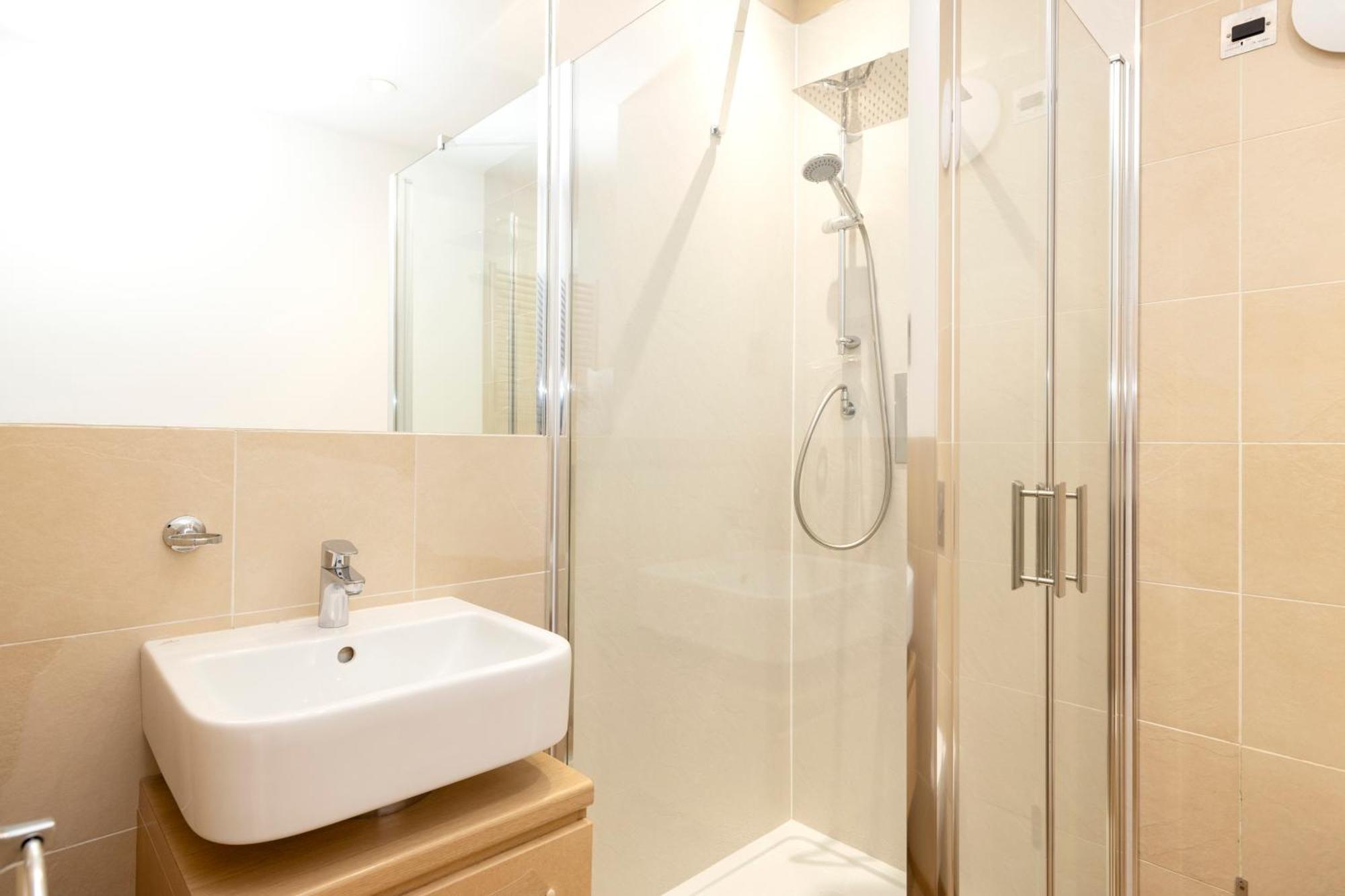 Joivy Chic 2-br Flats Near Castle * EDI