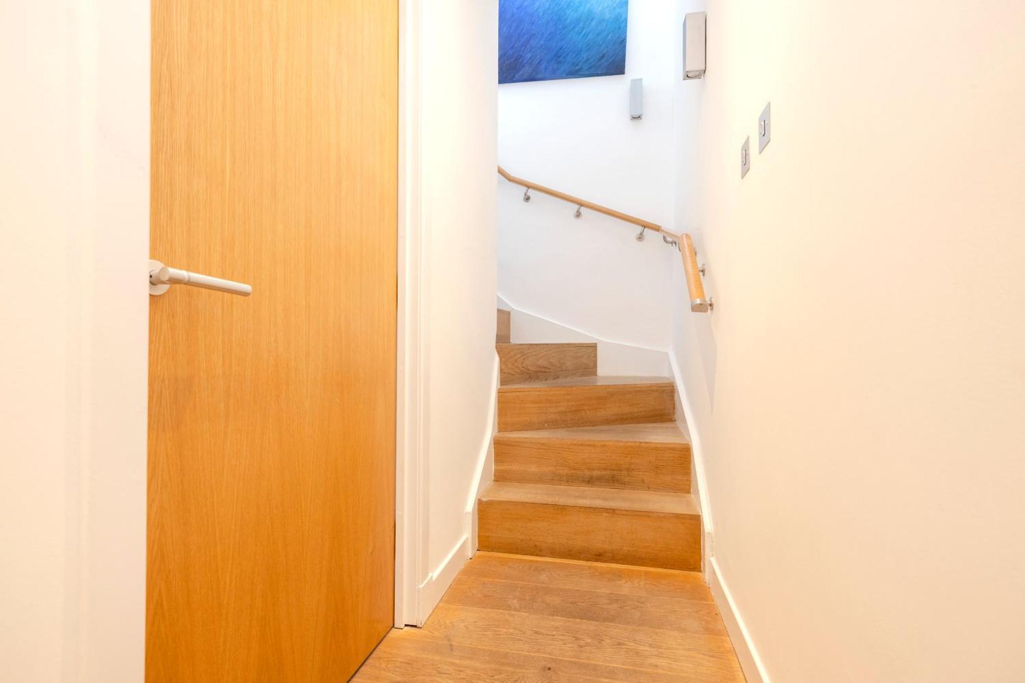 Joivy Chic 2-br Flats Near Castle EDI