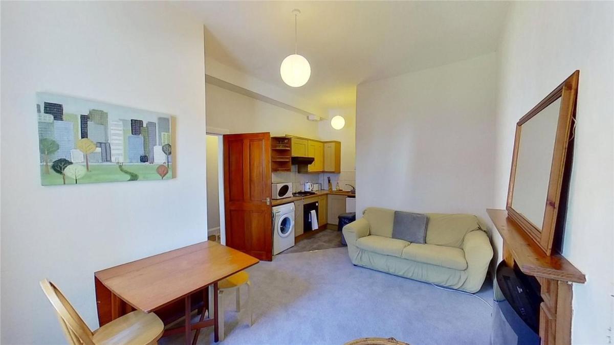 1 Bed Flat Near Castle *