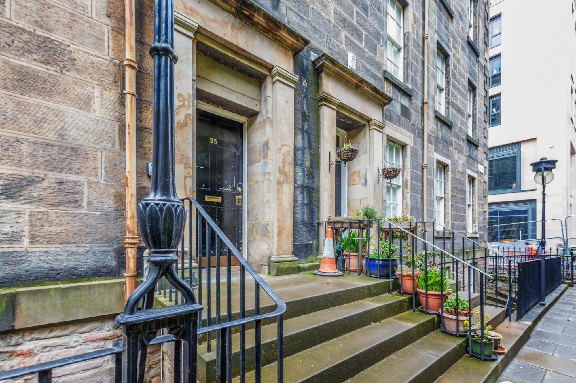 Large Super 3 Bed -princes Street, Parking