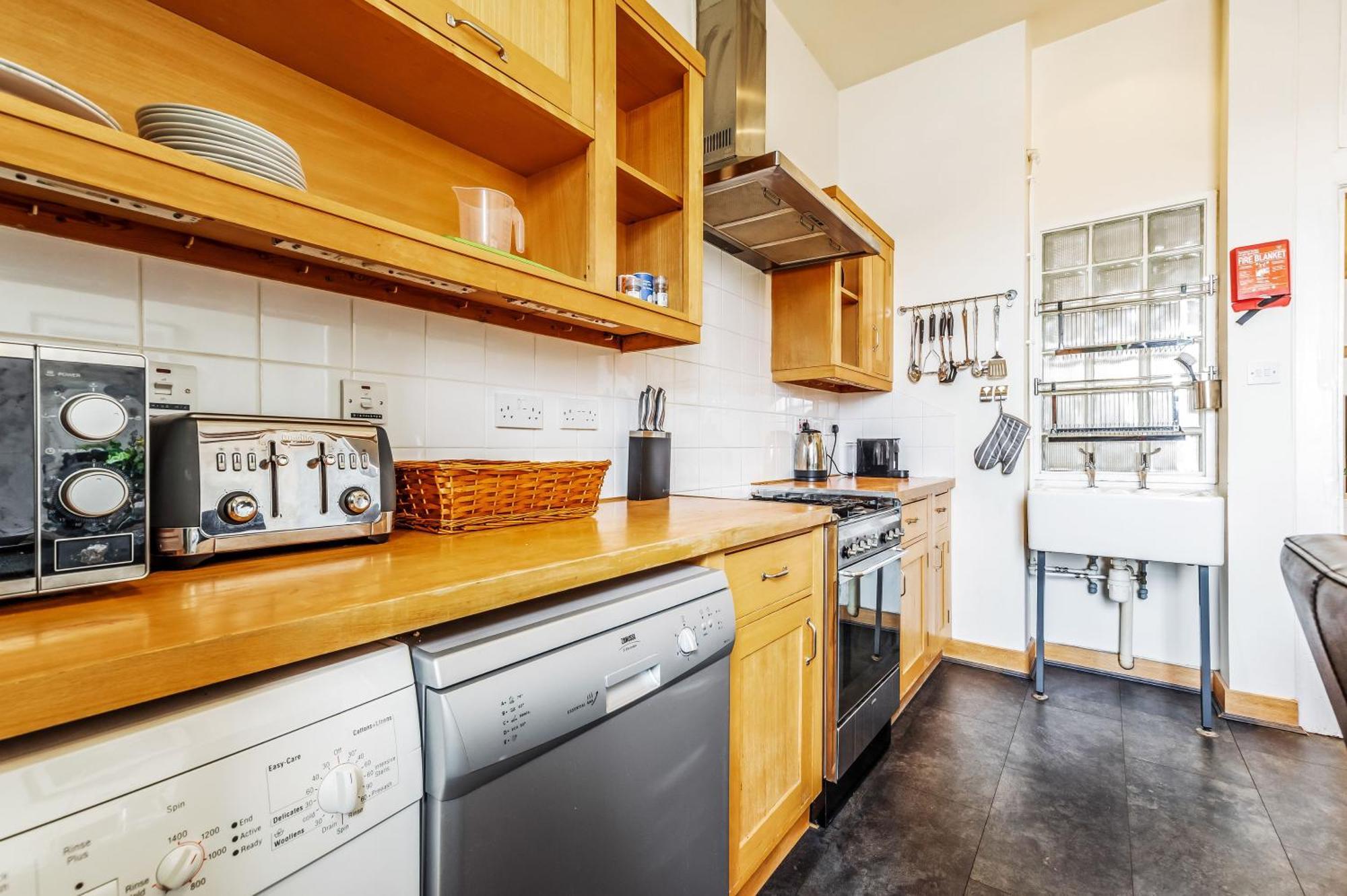 Large Super 3 Bed -princes Street, Parking * Edinburgh
