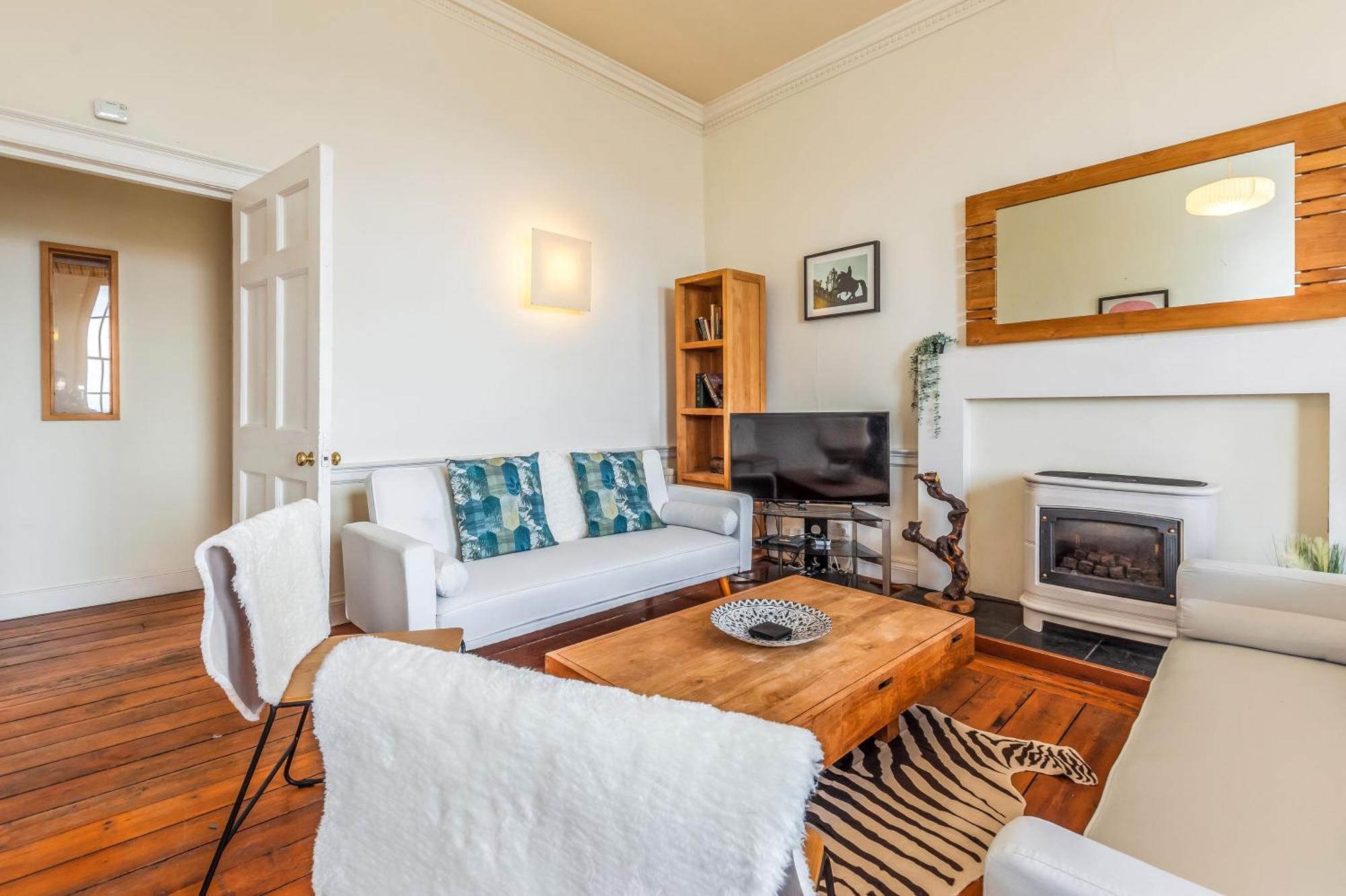 Large Super 3 Bed -princes Street, Parking Apartment *