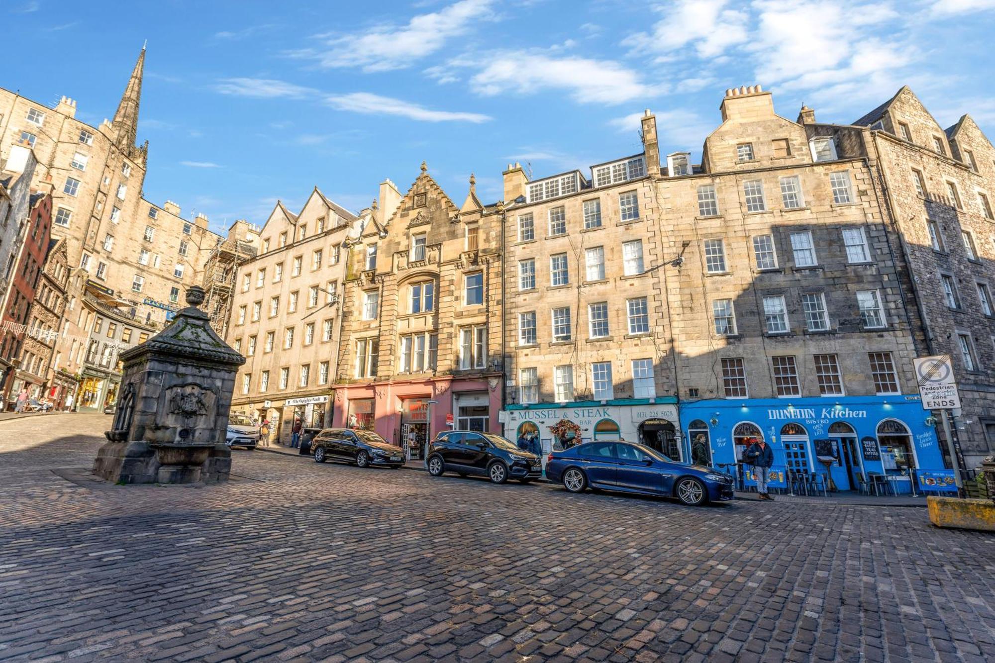 Beautiful Designer 2 Bed 2 Bath Old Town - Parking Apartment Edinburgh