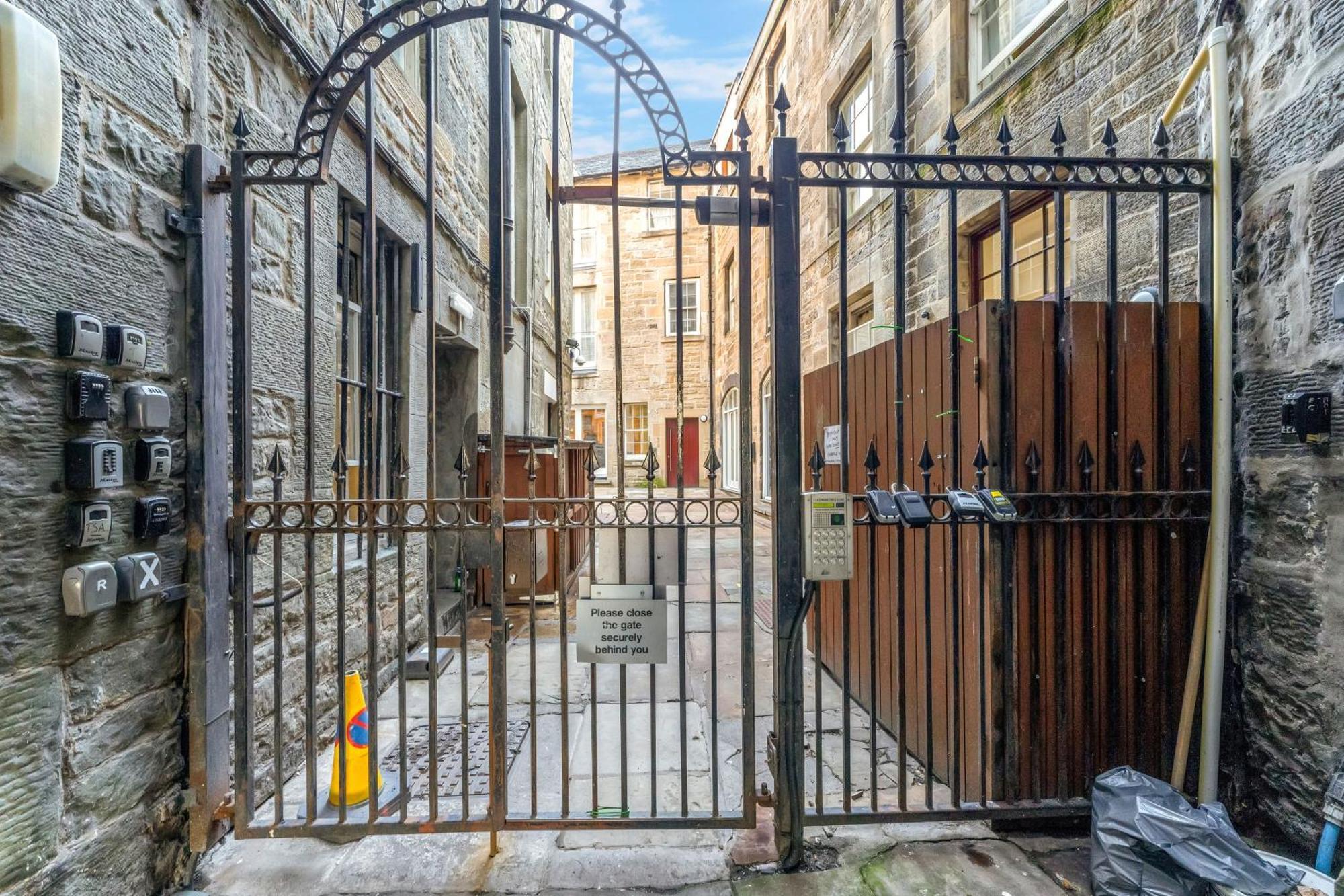 Beautiful Designer 2 Bed 2 Bath Old Town - Parking Apartment Edinburgh