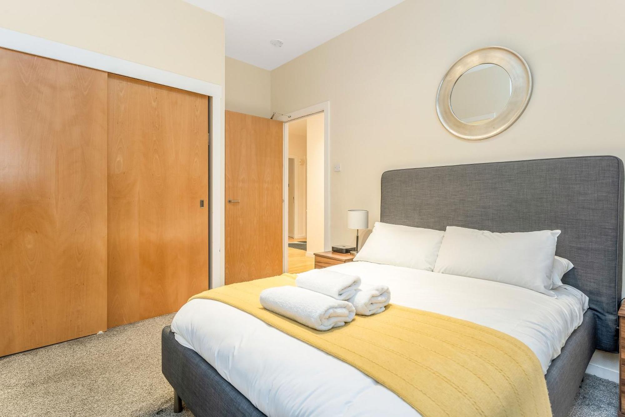 Beautiful Designer 2 Bed 2 Bath Old Town - Parking * Edinburgh