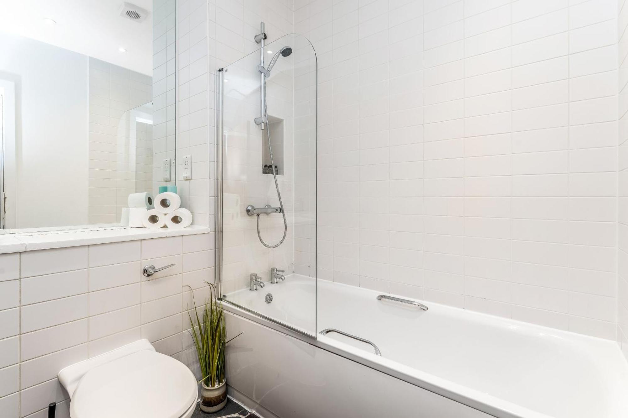 Beautiful Designer 2 Bed 2 Bath Old Town - Parking Apartment
