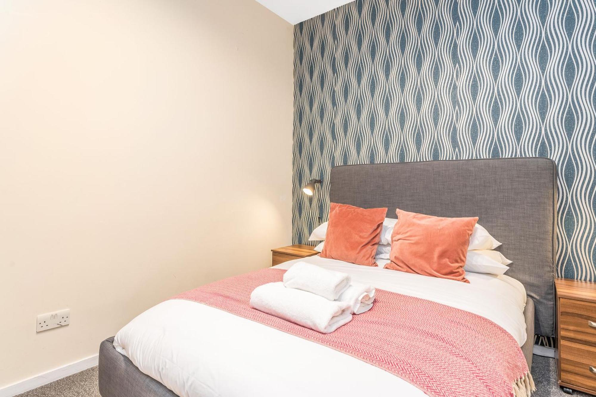 Beautiful Designer 2 Bed 2 Bath Old Town - Parking *