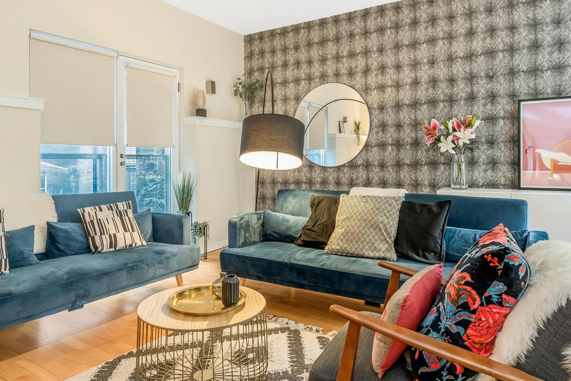 Beautiful Designer 2 Bed 2 Bath Old Town - Parking Apartment