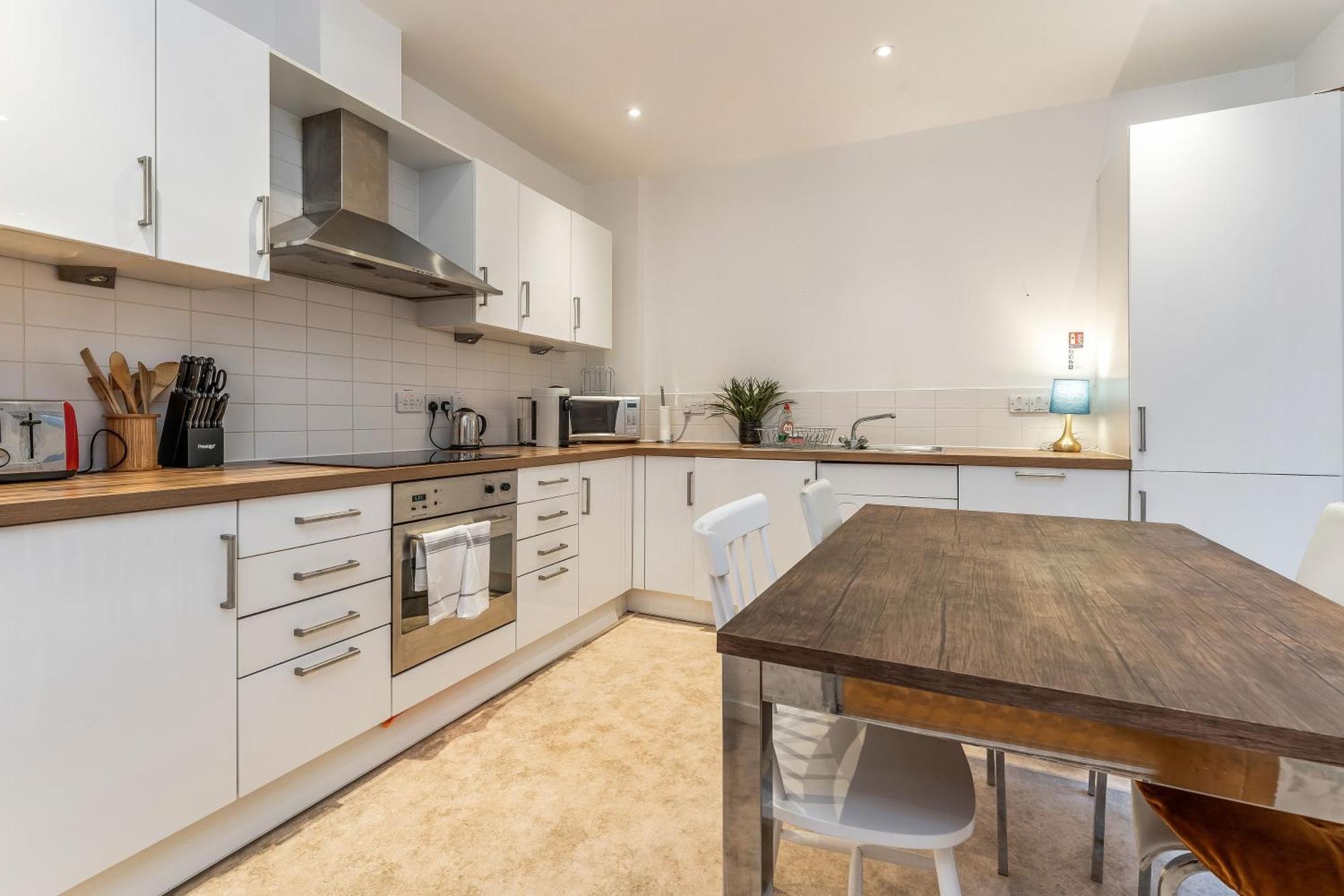 Beautiful Designer 2 Bed 2 Bath Old Town - Parking Apartment Edinburgh