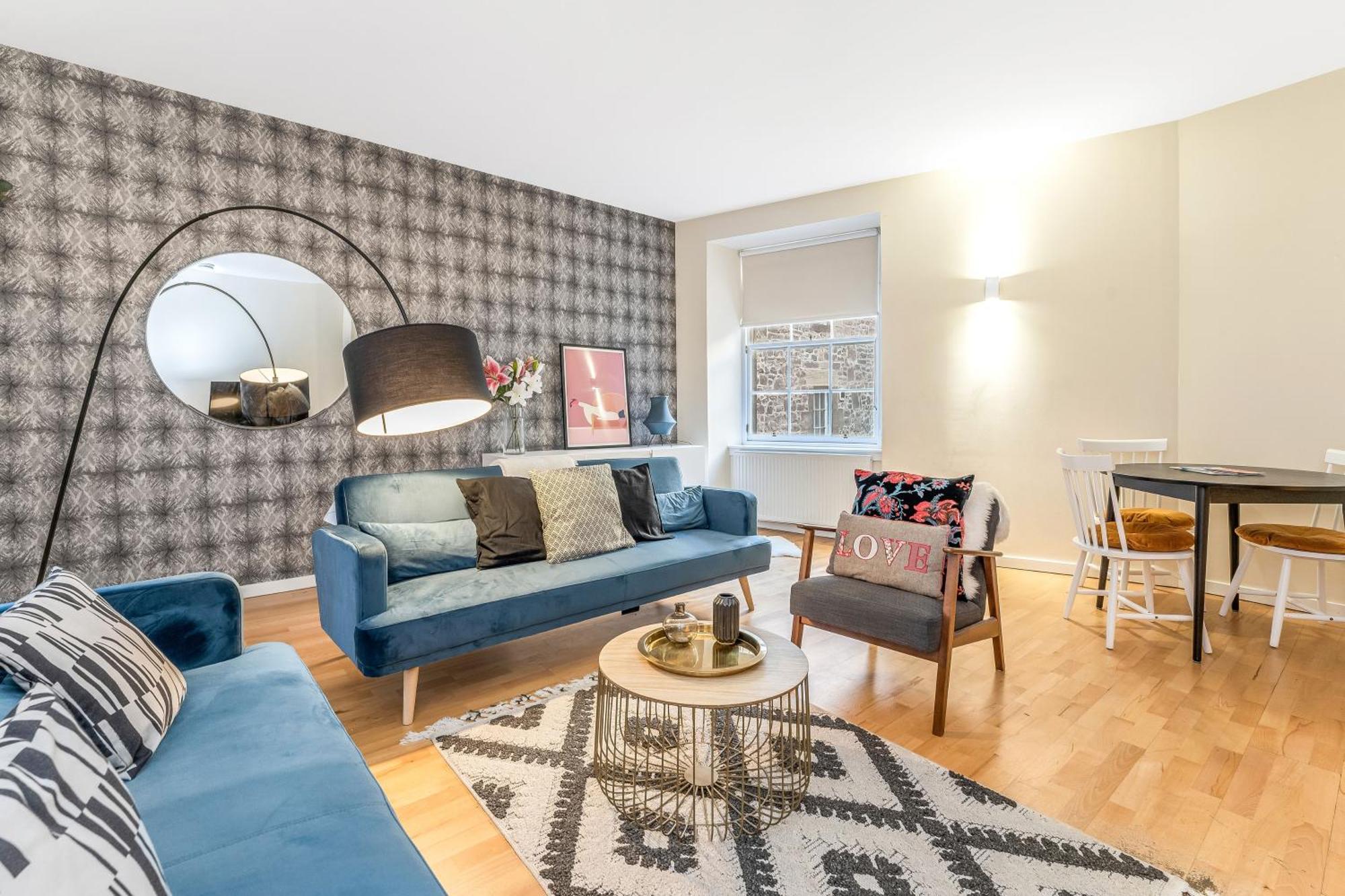 Beautiful Designer 2 Bed 2 Bath Old Town - Parking Apartment