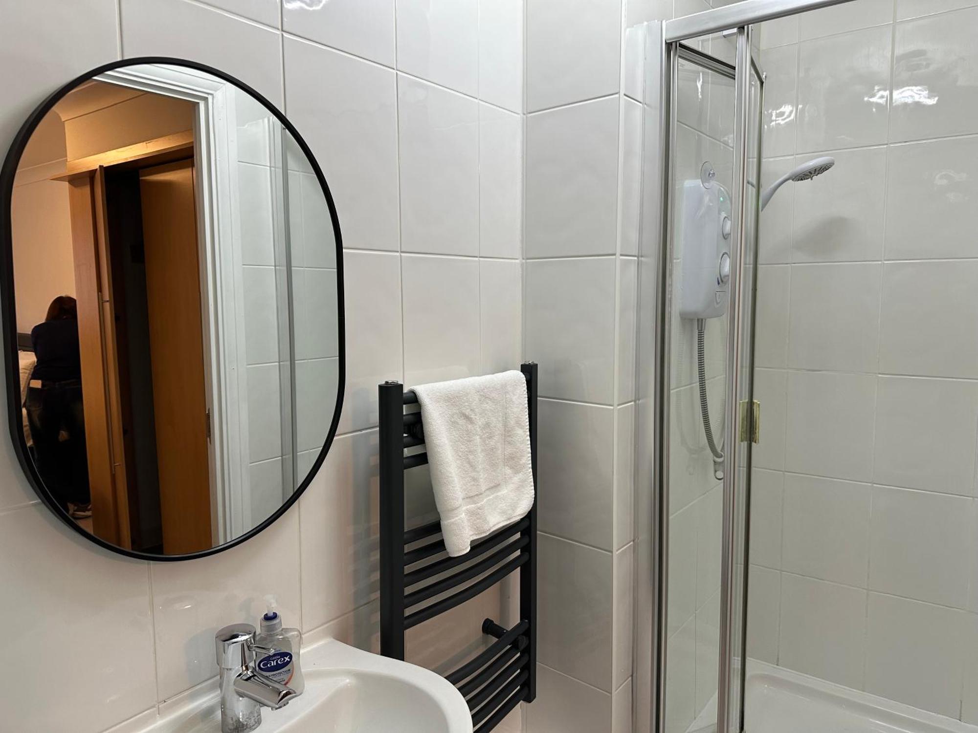 Quiet 2 Bedrooms And 2 Bathrooms With Free Parking Apartment