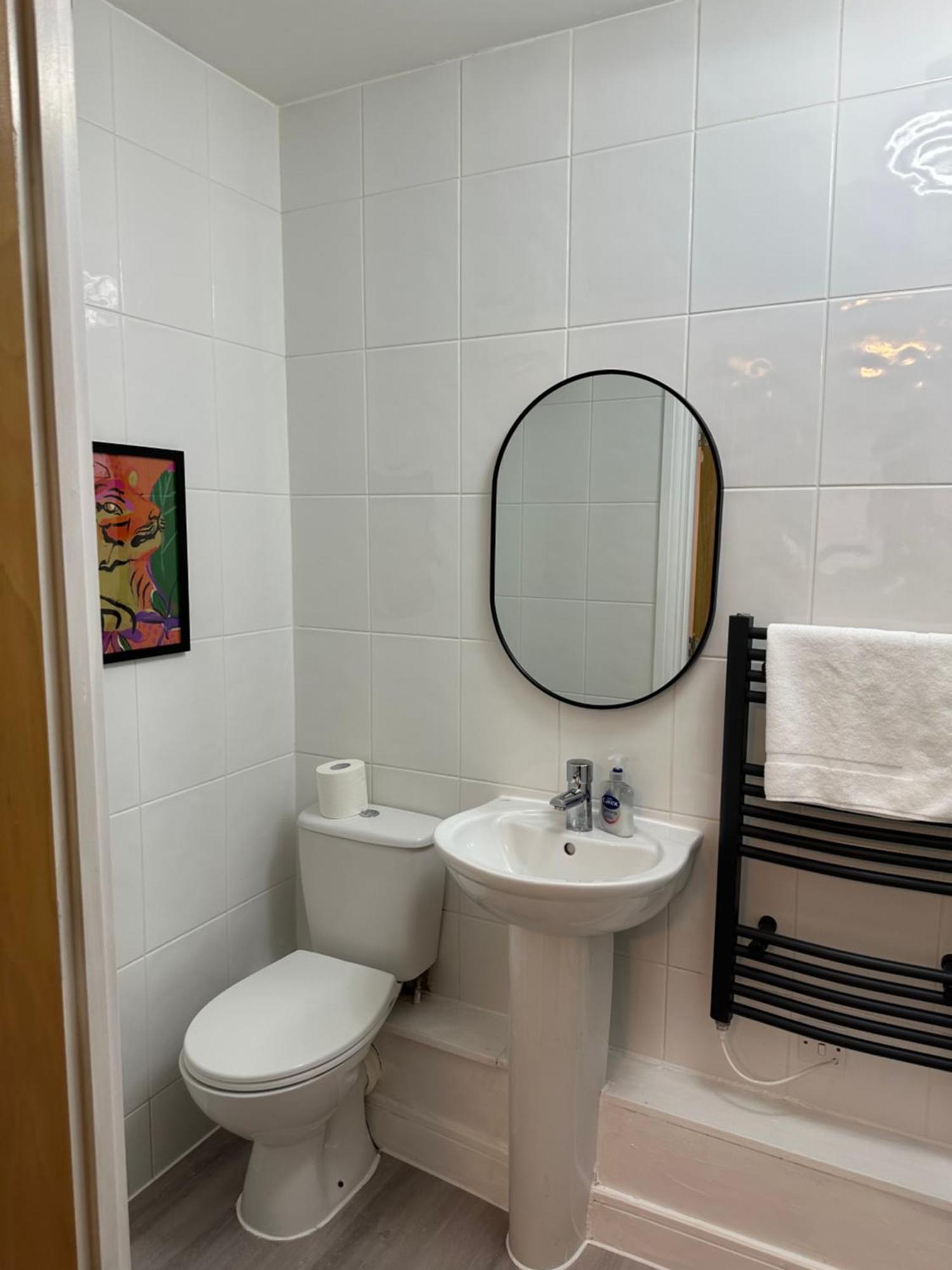 Quiet 2 Bedrooms And 2 Bathrooms With Free Parking *