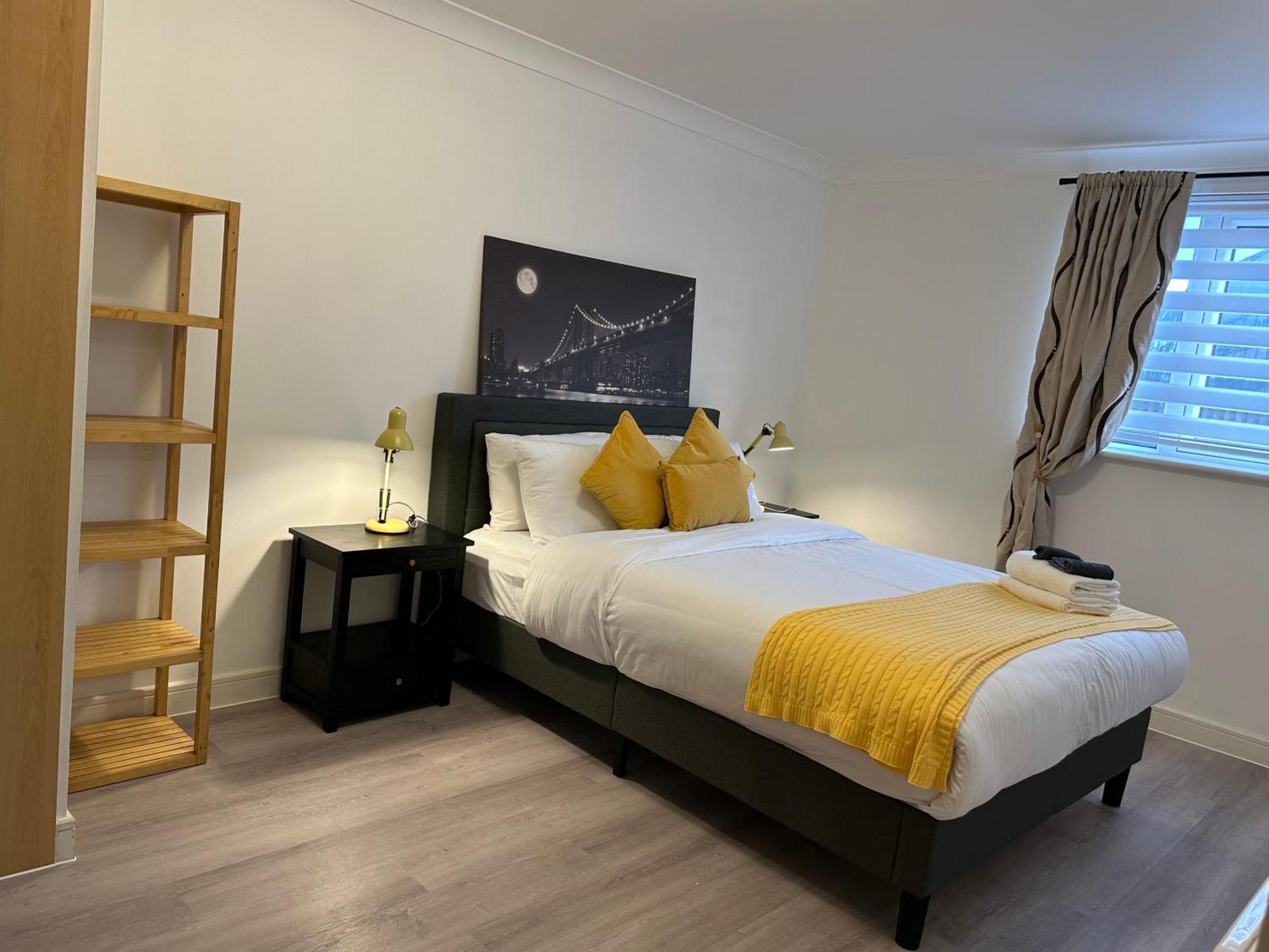Quiet 2 Bedrooms And 2 Bathrooms With Free Parking