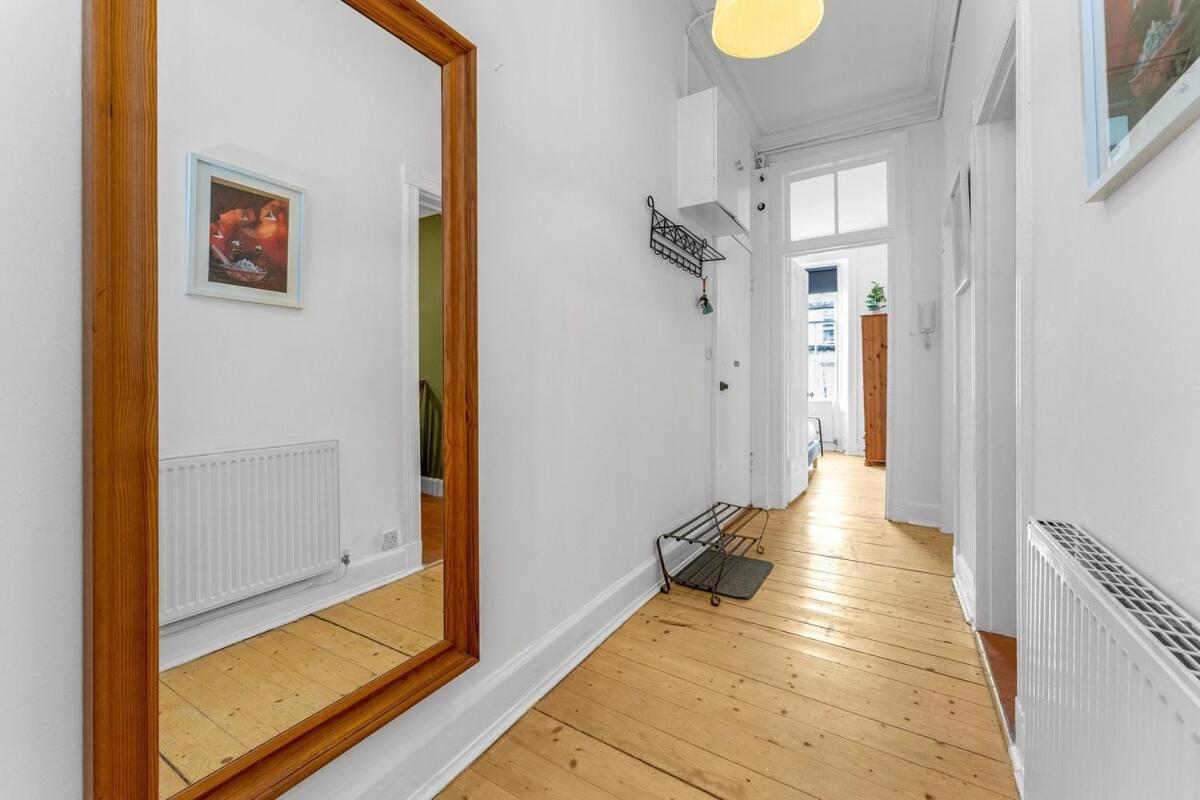 Gorgeous Centre Pad, 2 Bedrooms *