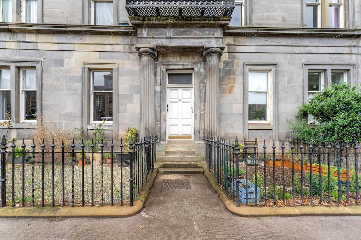 Gorgeous Centre Pad, 2 Bedrooms *