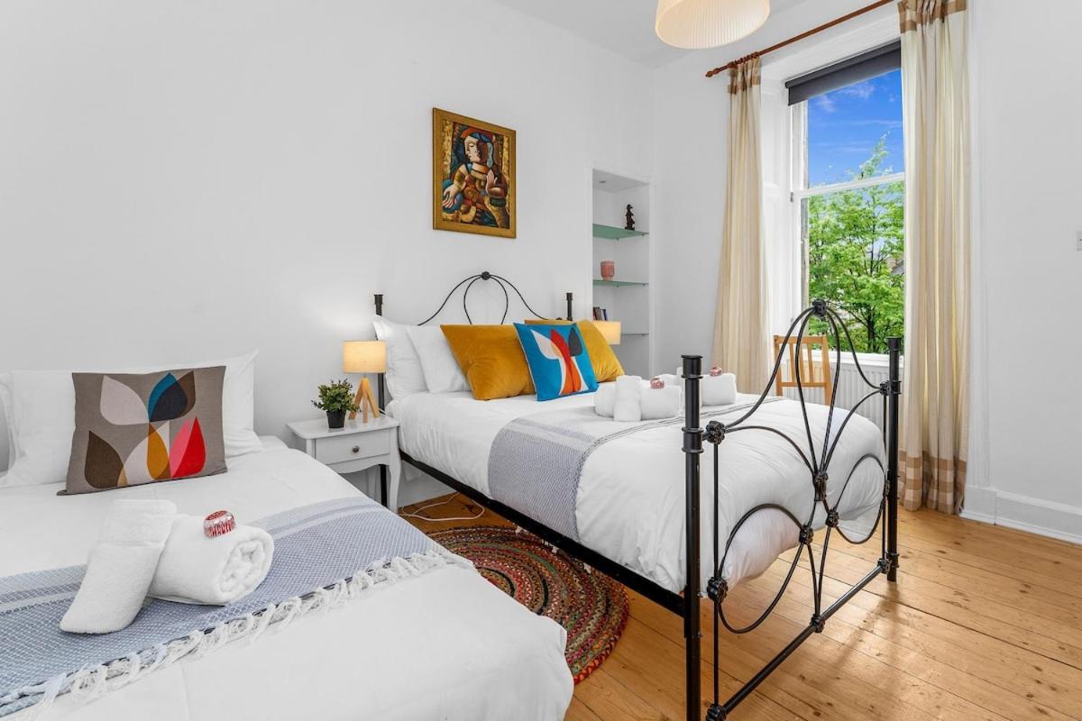 Gorgeous Centre Pad, 2 Bedrooms *