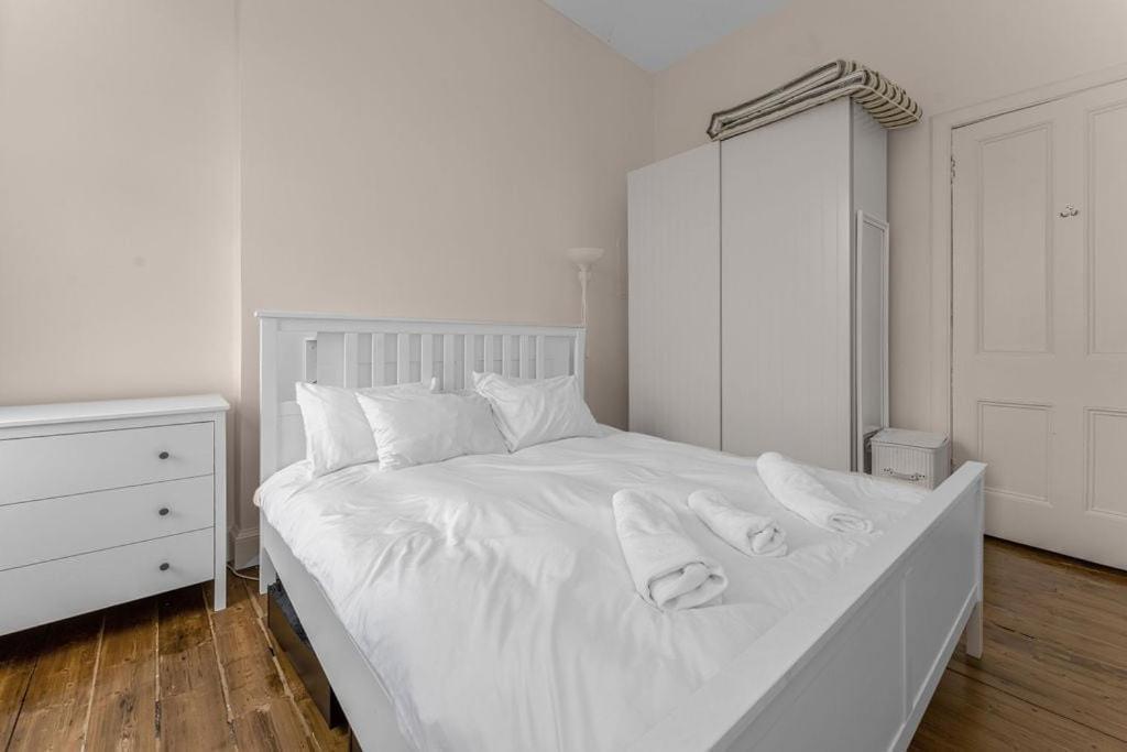 Bright And Spacious Flat Overlooking The Meadows Edinburgh