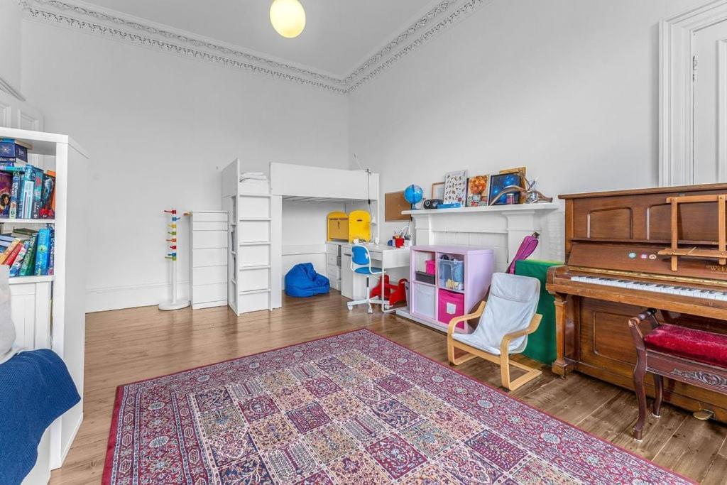 Bright And Spacious Flat Overlooking The Meadows * Edinburgh
