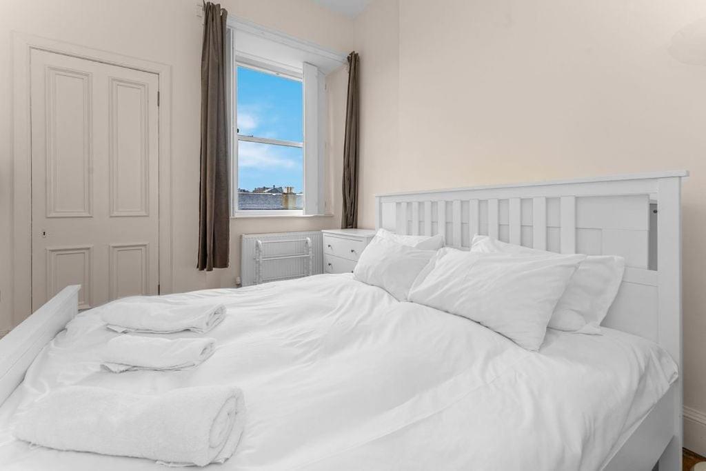 Bright And Spacious Flat Overlooking The Meadows Edinburgh