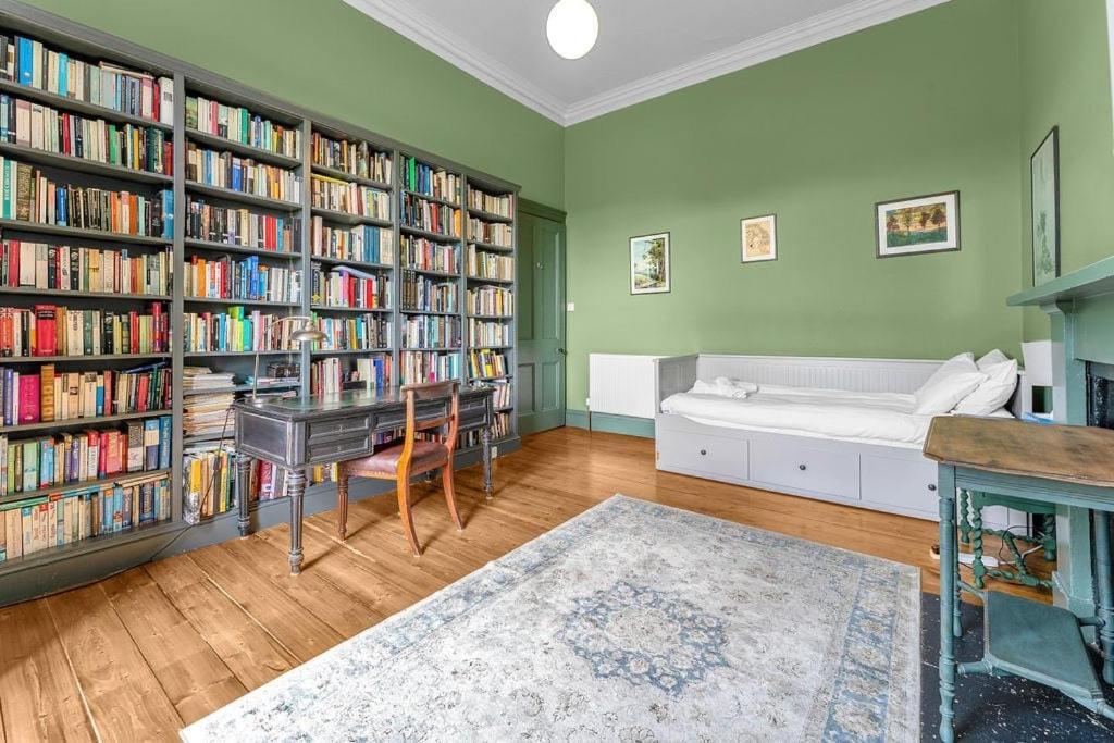 Bright And Spacious Flat Overlooking The Meadows *