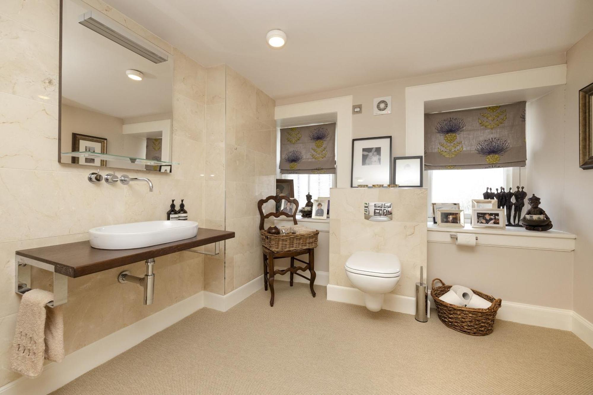 Prestigious Townhouse Close To Princes Street Edinburgh