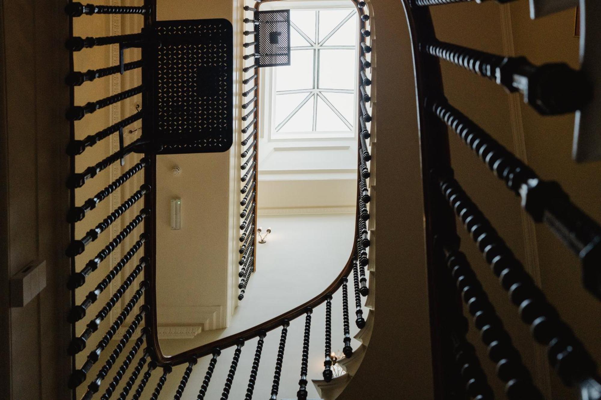 Prestigious Townhouse Close To Princes Street