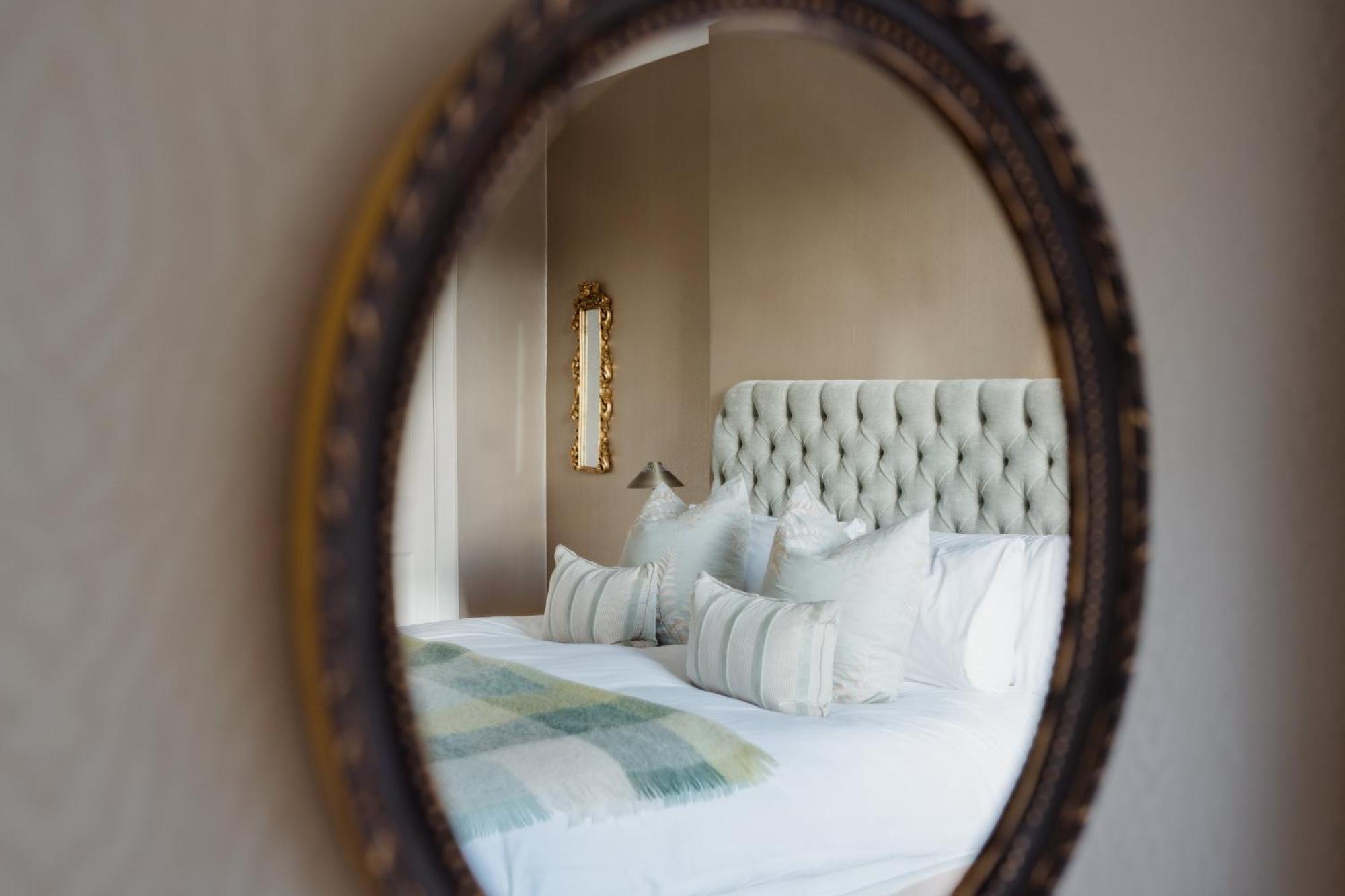 Prestigious Townhouse Close To Princes Street *