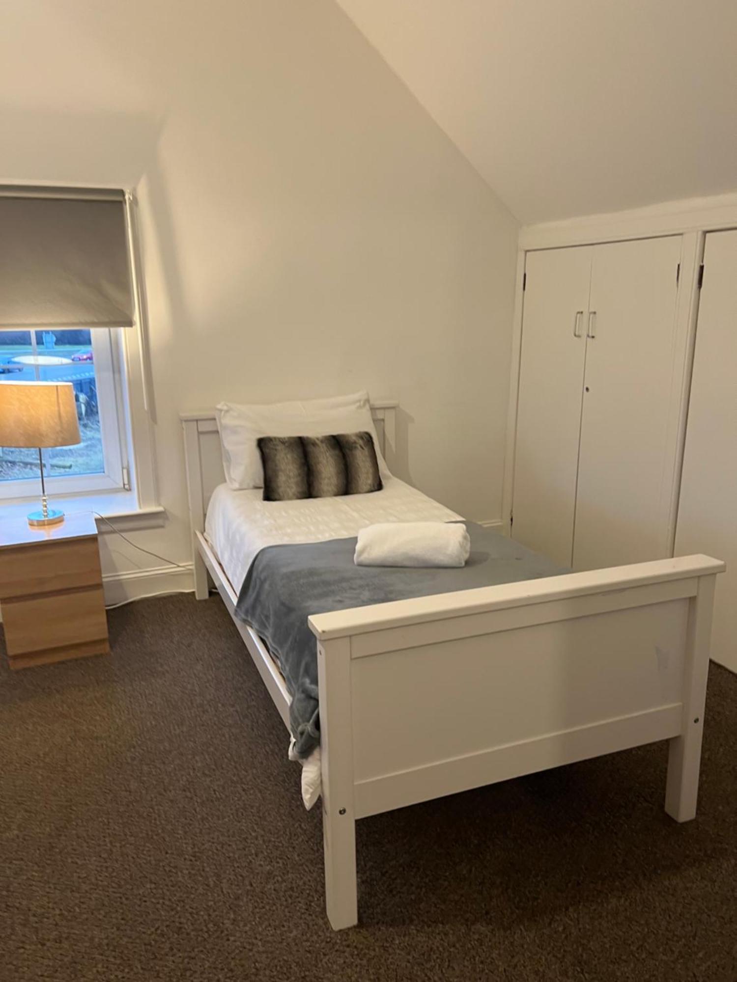 4 Bed Near Airport Holiday home