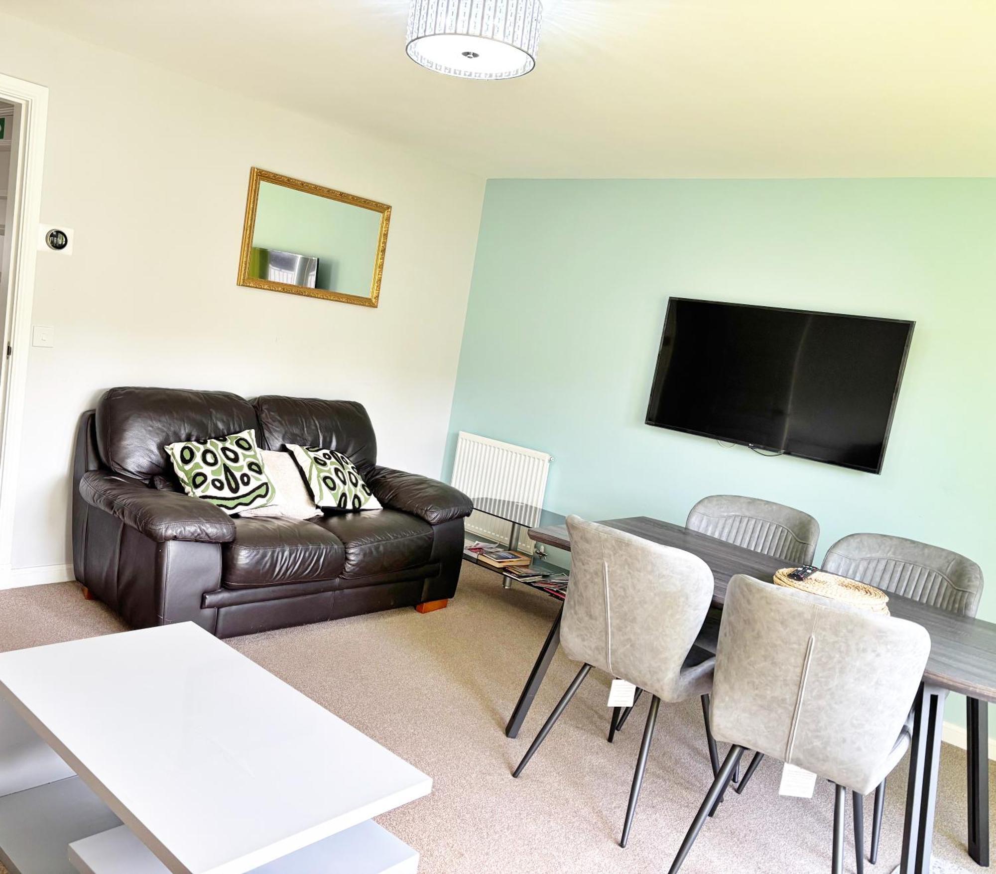 3 Bed House With Parking Near Airport
