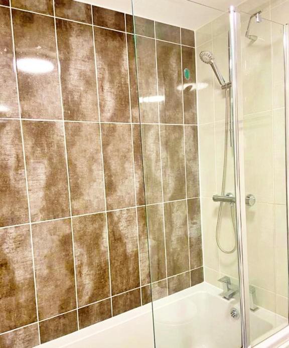 3 Bed House With Parking Near Airport * Edinburgh