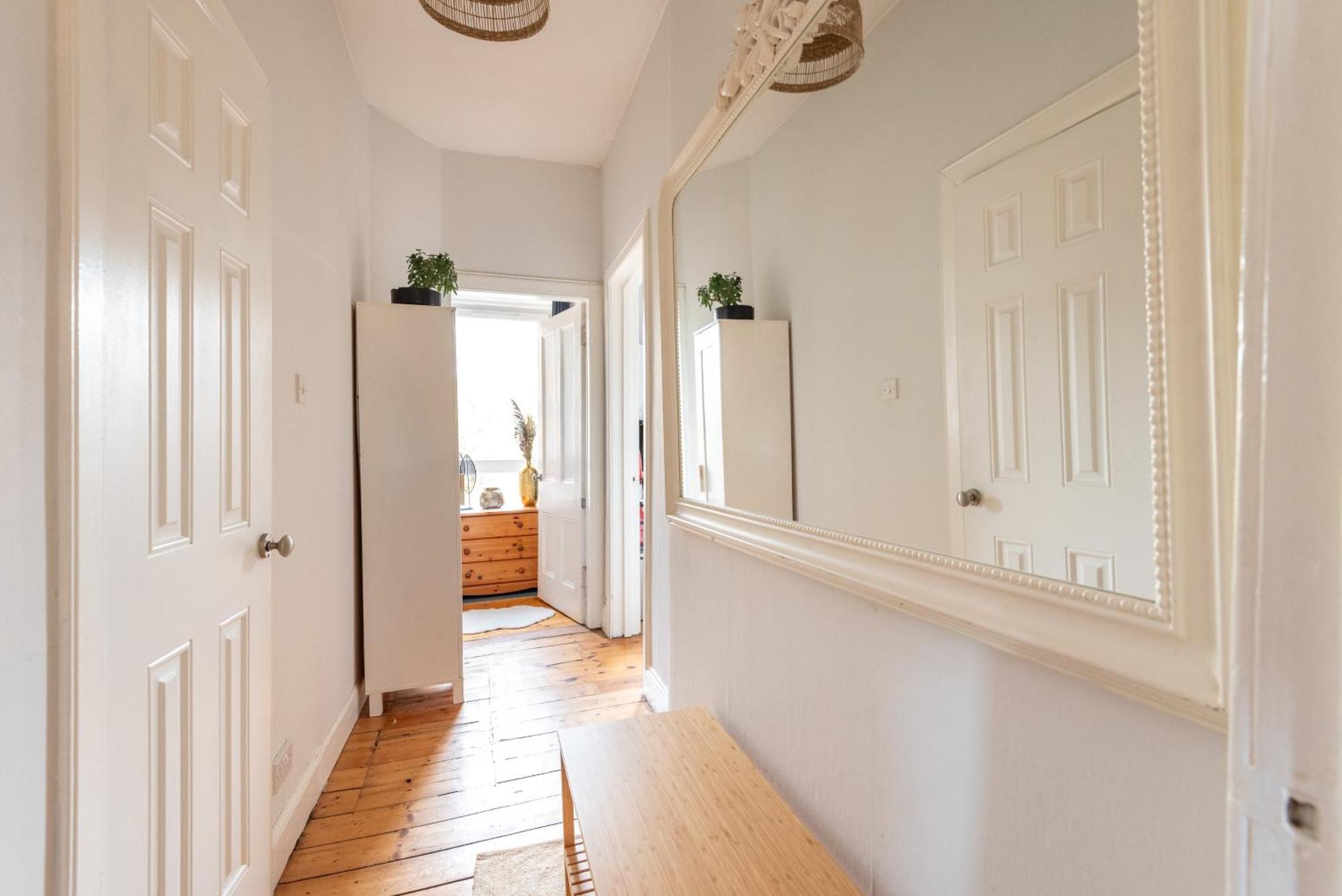Bright And Quiet 1 Bedroom Apartment, Close To Haymarket Apartment *