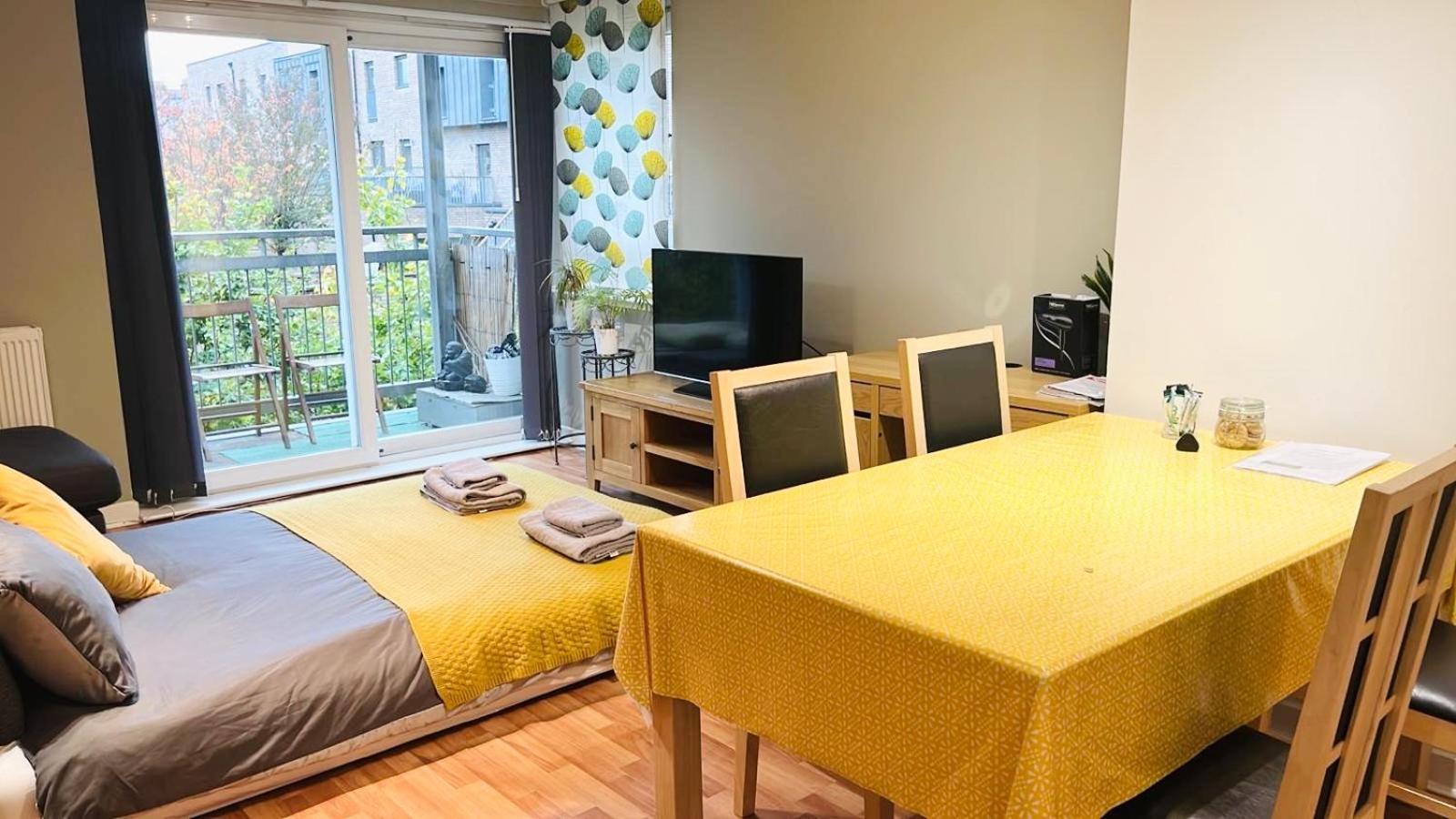 Modern Spacious Retreat Full Fibre Wi-Fi & Free Parking