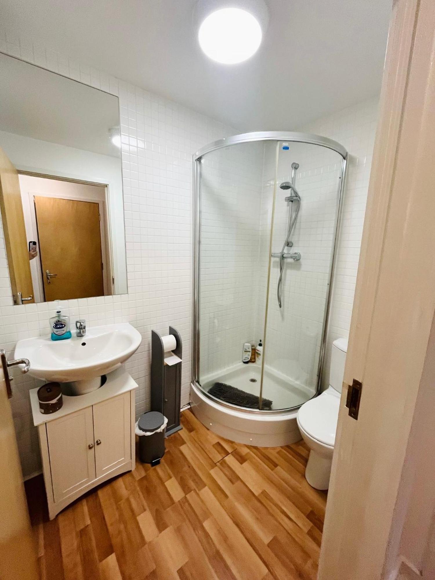 Modern Spacious Retreat Full Fibre Wi-Fi & Free Parking