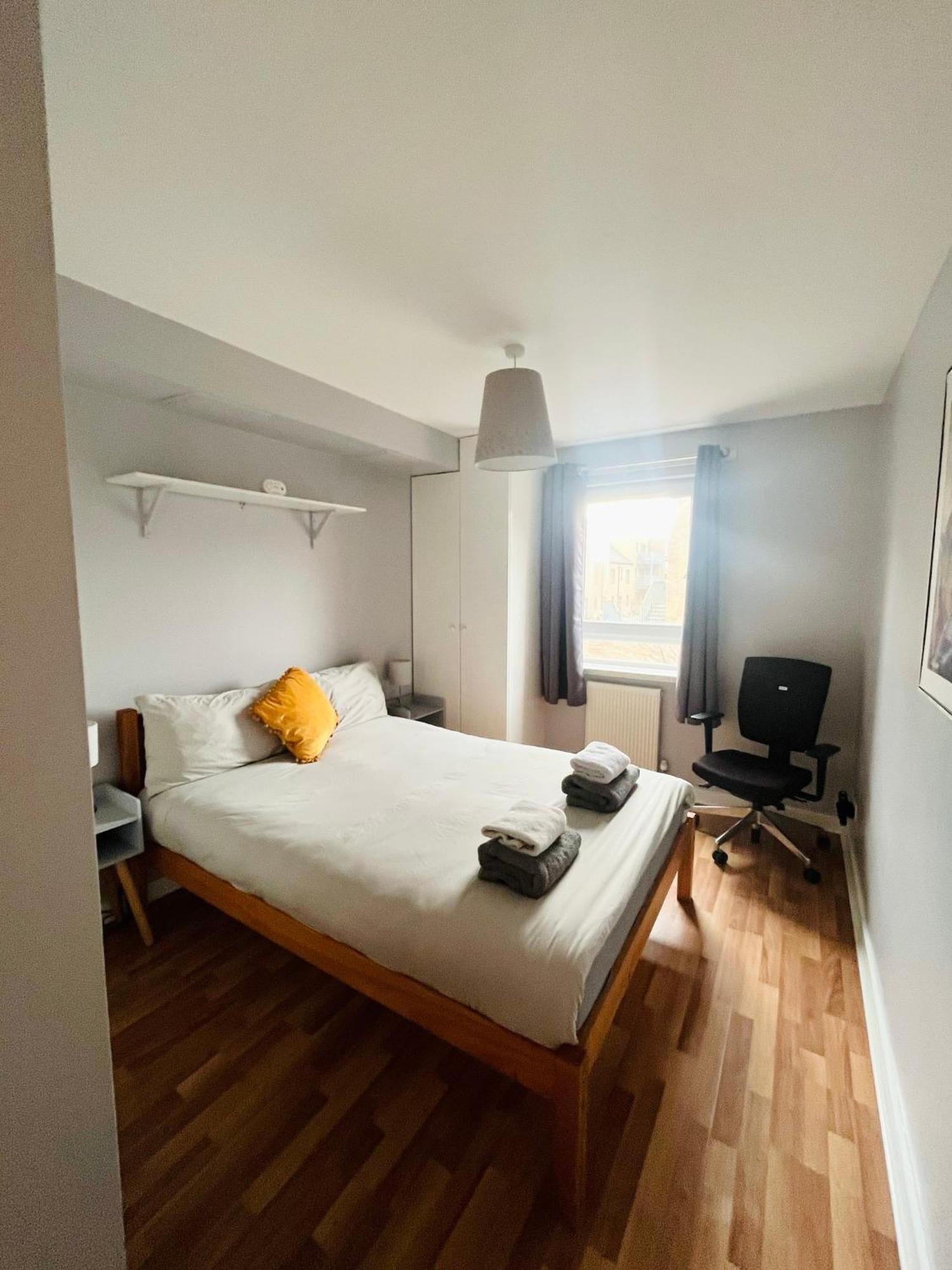 Modern Spacious Retreat Full Fibre Wi-Fi & Free Parking Apartment