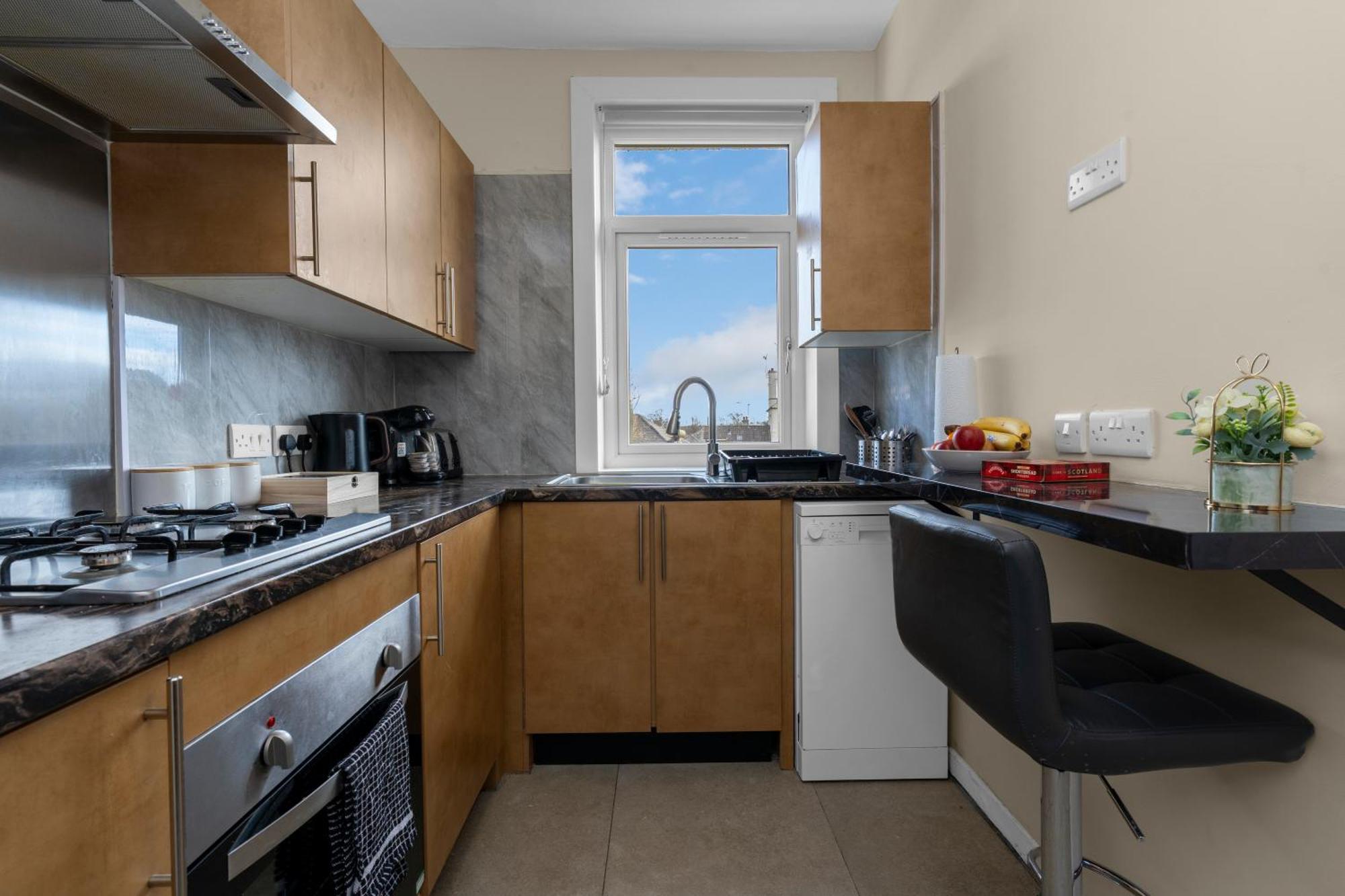2 Bedroom In With 2 Free Parking Spaces Apartment *