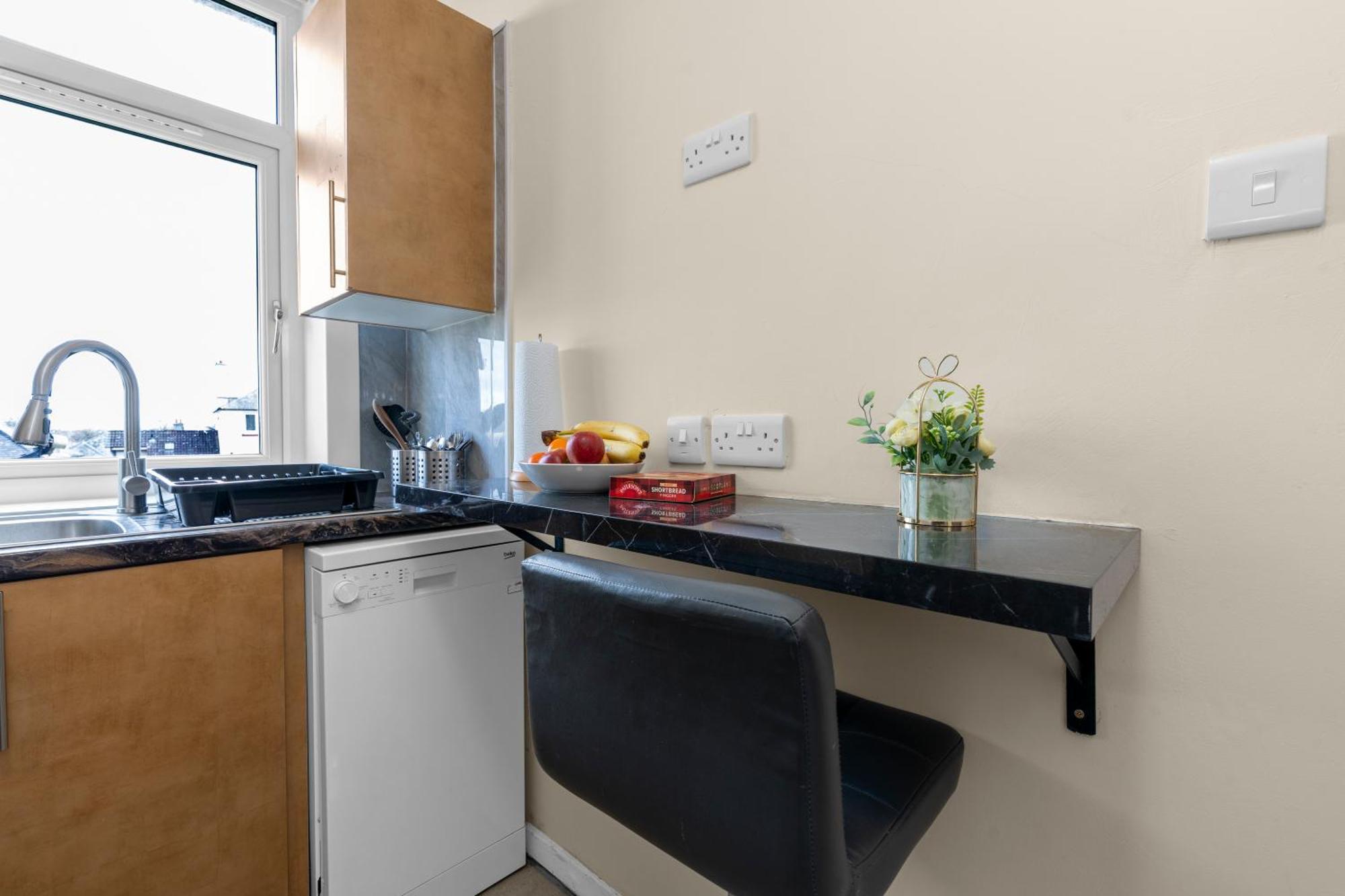 2 Bedroom In With 2 Free Parking Spaces Edinburgh