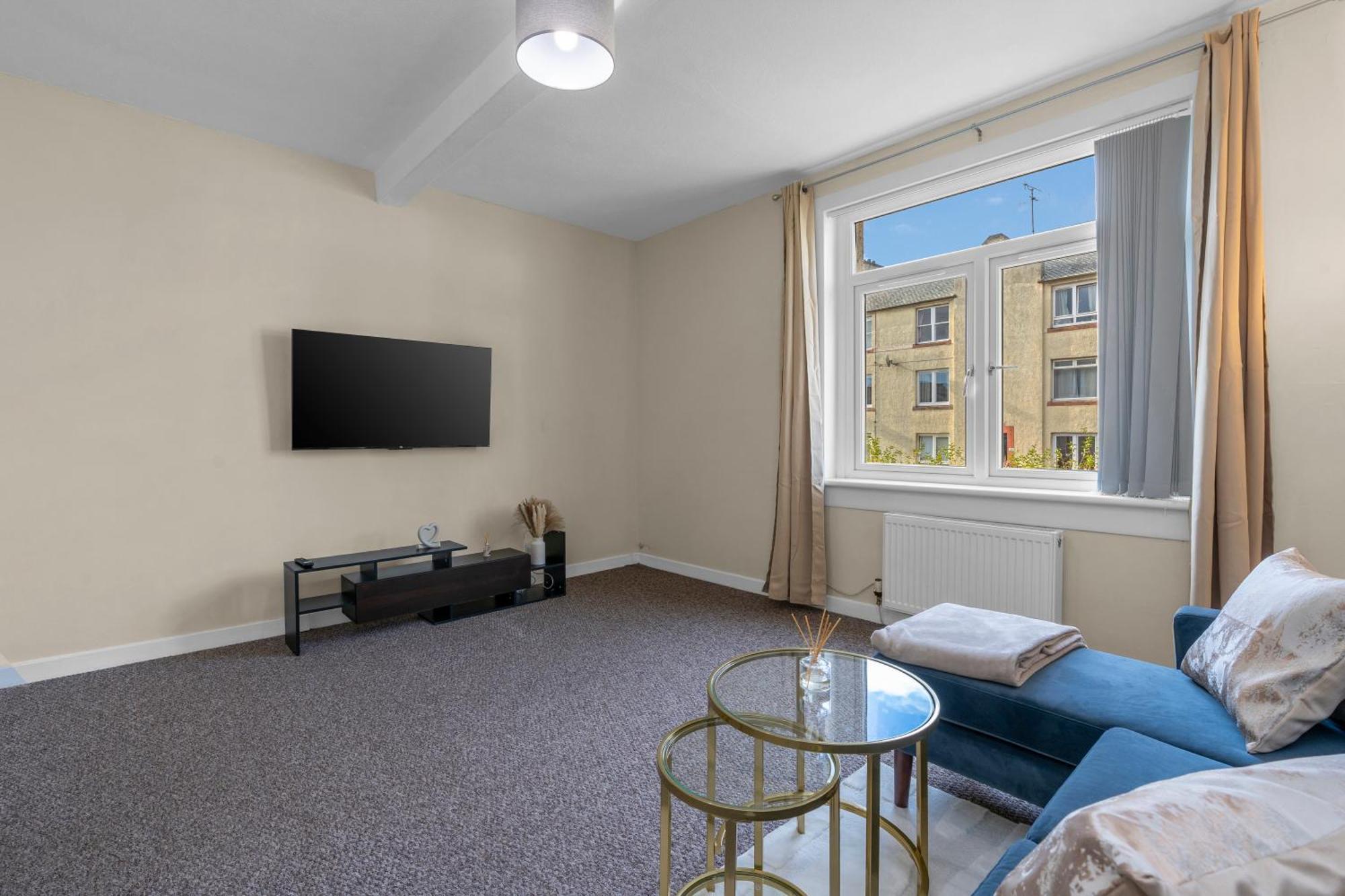 2 Bedroom In With 2 Free Parking Spaces Apartment *