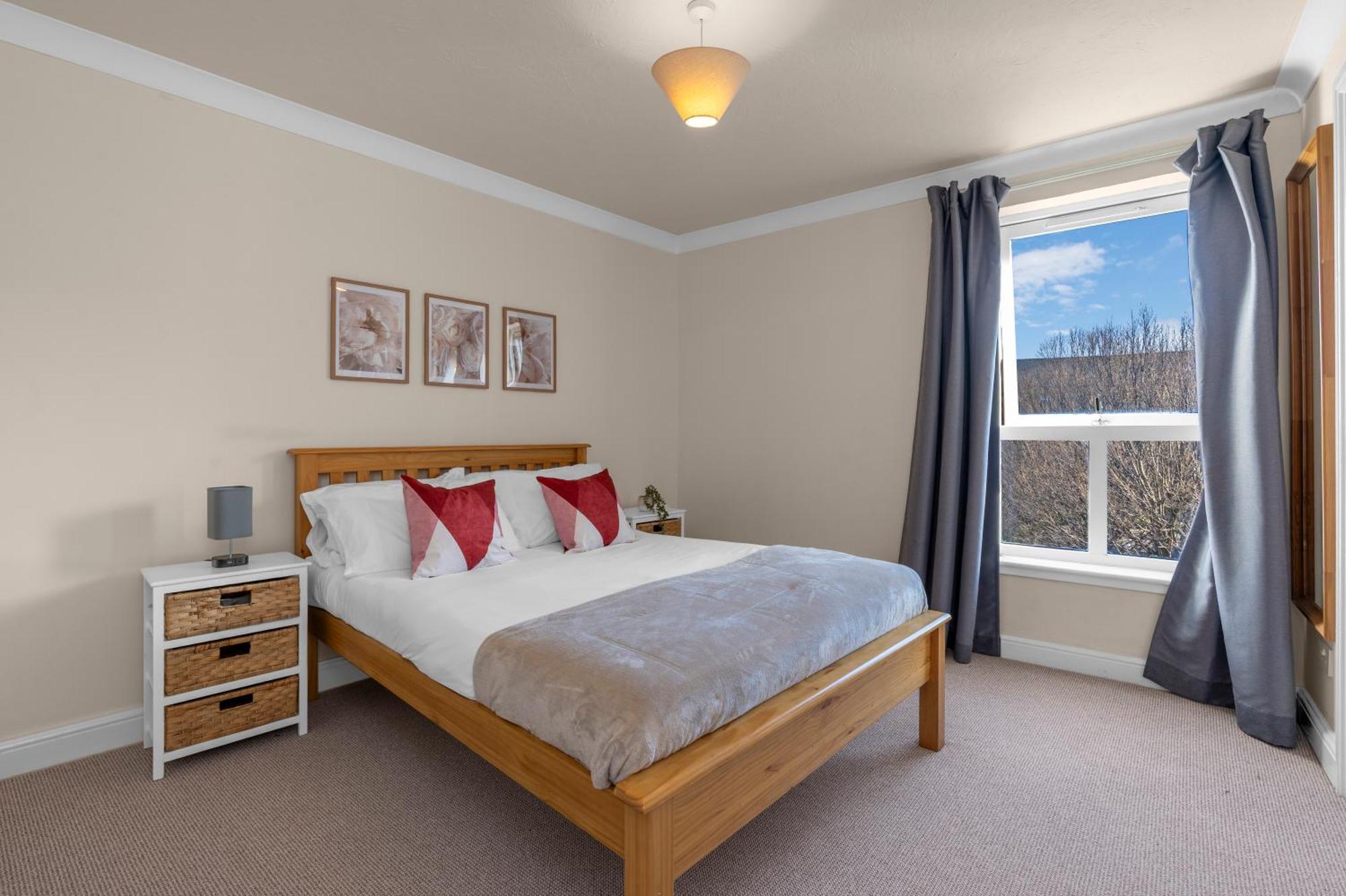 2 Bedroom In With Free Parking * Edinburgh