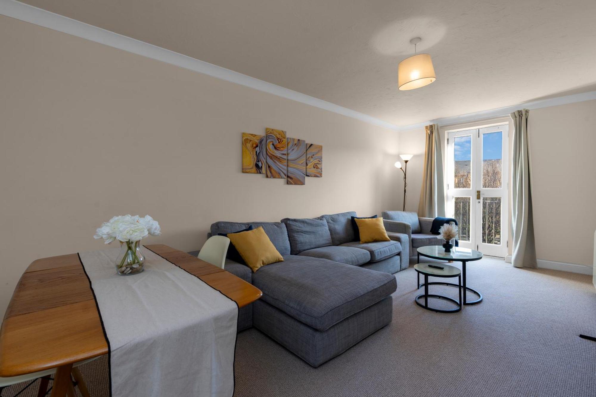 2 Bedroom In With Free Parking Apartment