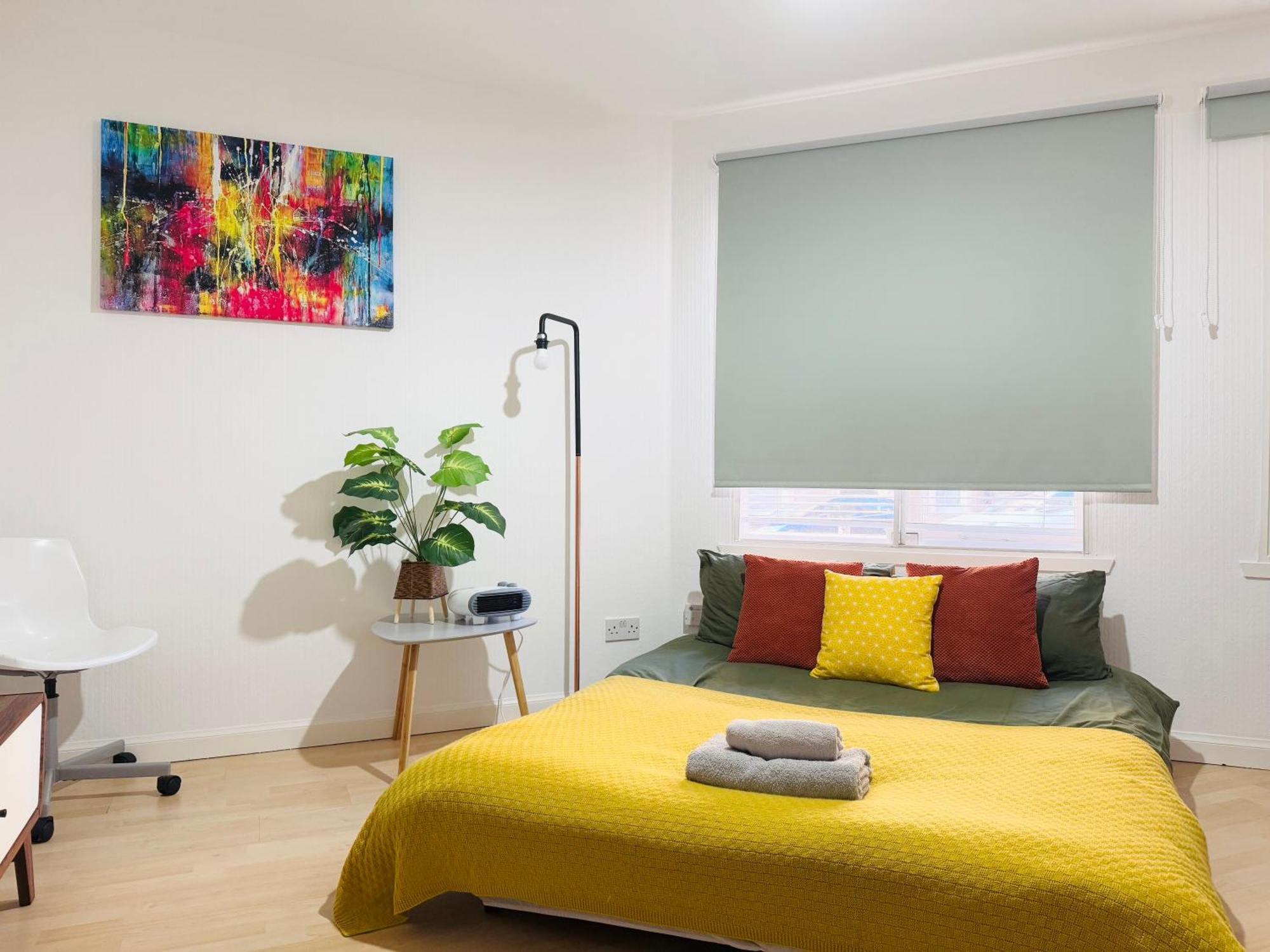 Cozy At Prime Location With Free Private Parking *