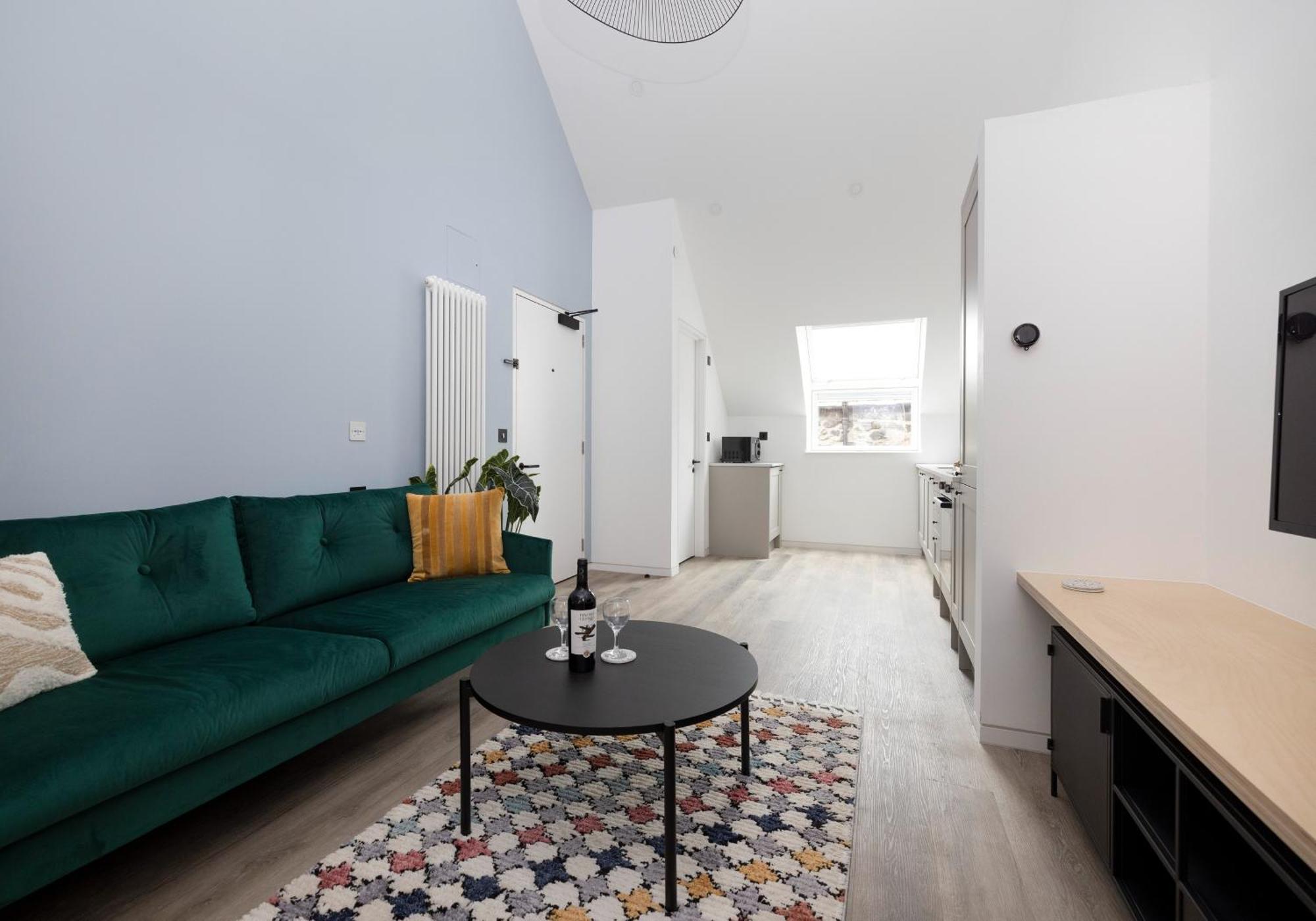 Charming Near Holyrood Park & Calton Hill Apartment EDI