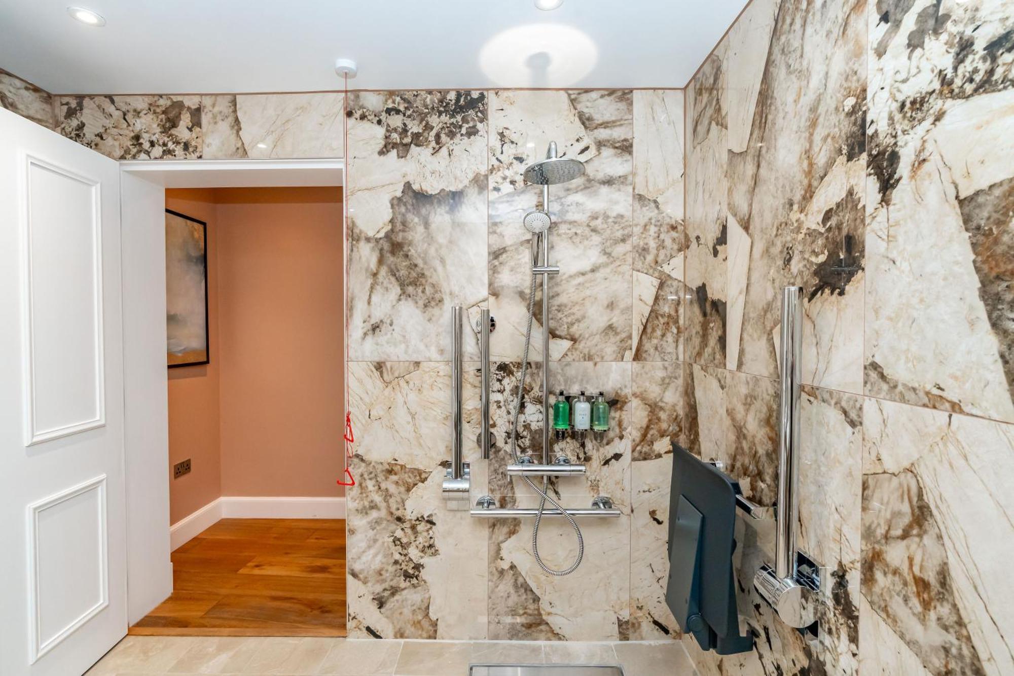 Dragon Luxury At 9 Albyn Place *