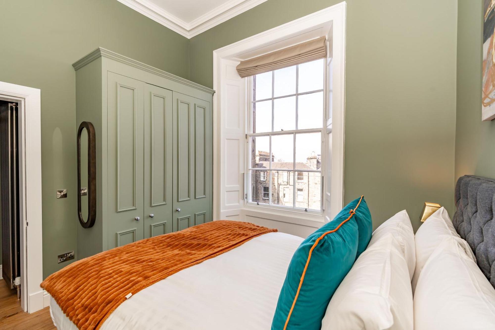 Dragon Luxury At 9 Albyn Place *