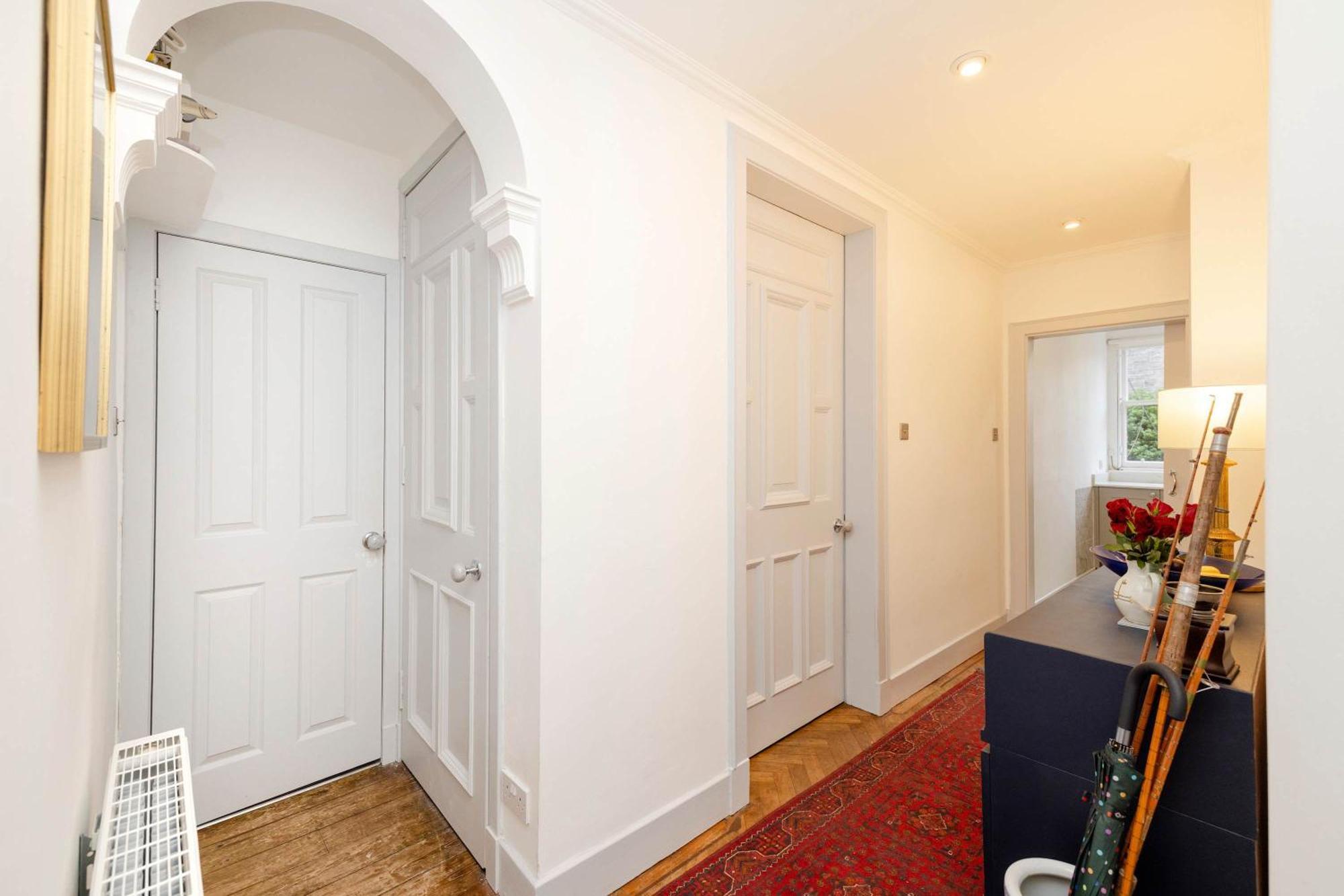 Joivy Spacious 2-bedroom Ground Floor Flat *