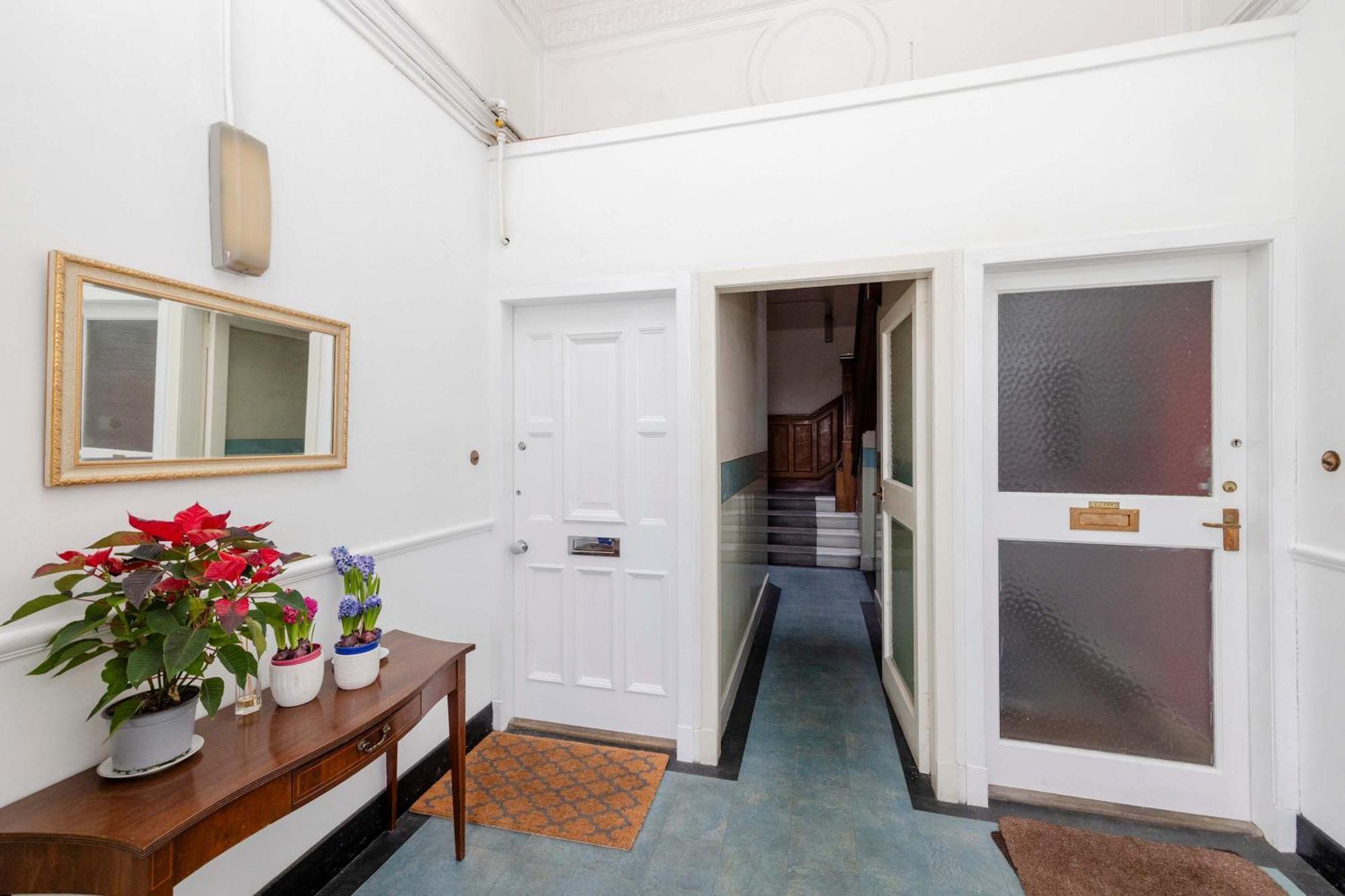 Joivy Spacious 2-bedroom Ground Floor Flat Edinburgh
