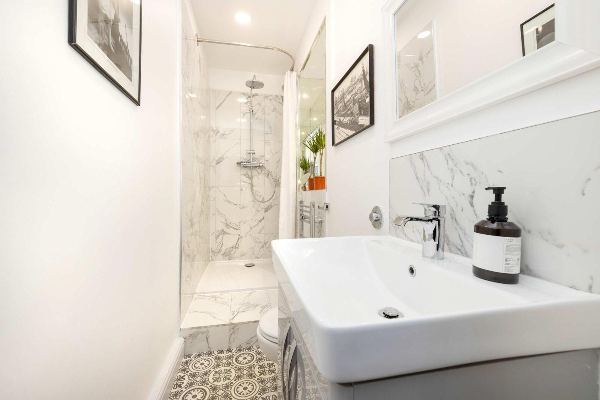 Joivy Spacious 2-bedroom Ground Floor Flat Apartment