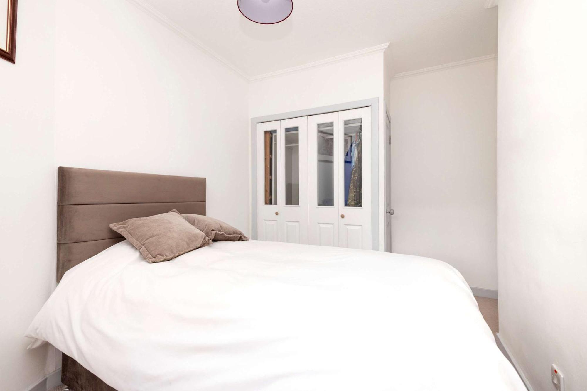 Joivy Spacious 2-bedroom Ground Floor Flat Apartment Edinburgh
