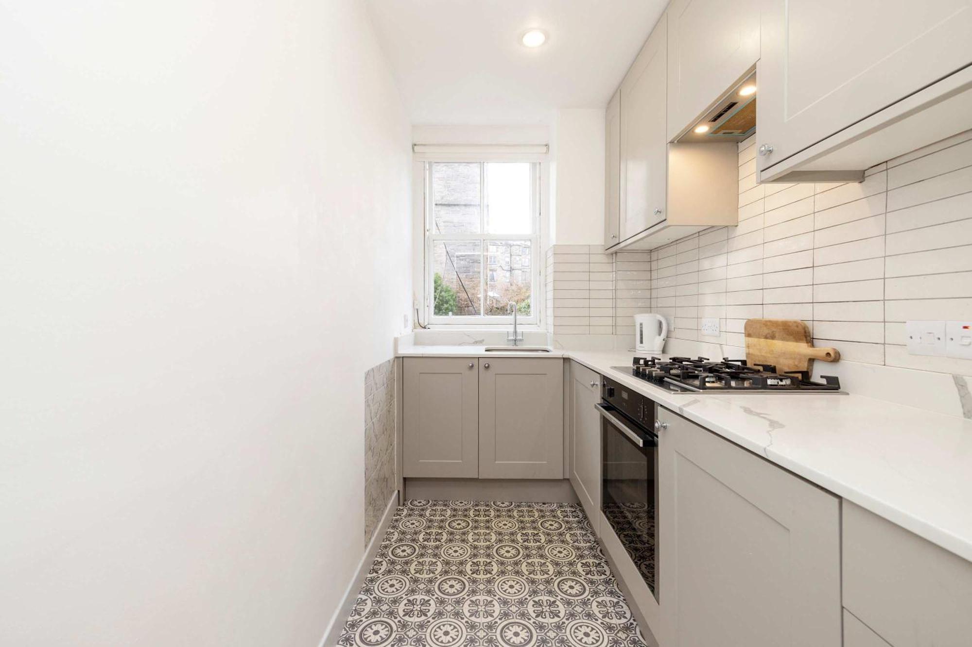 Joivy Spacious 2-bedroom Ground Floor Flat * Edinburgh