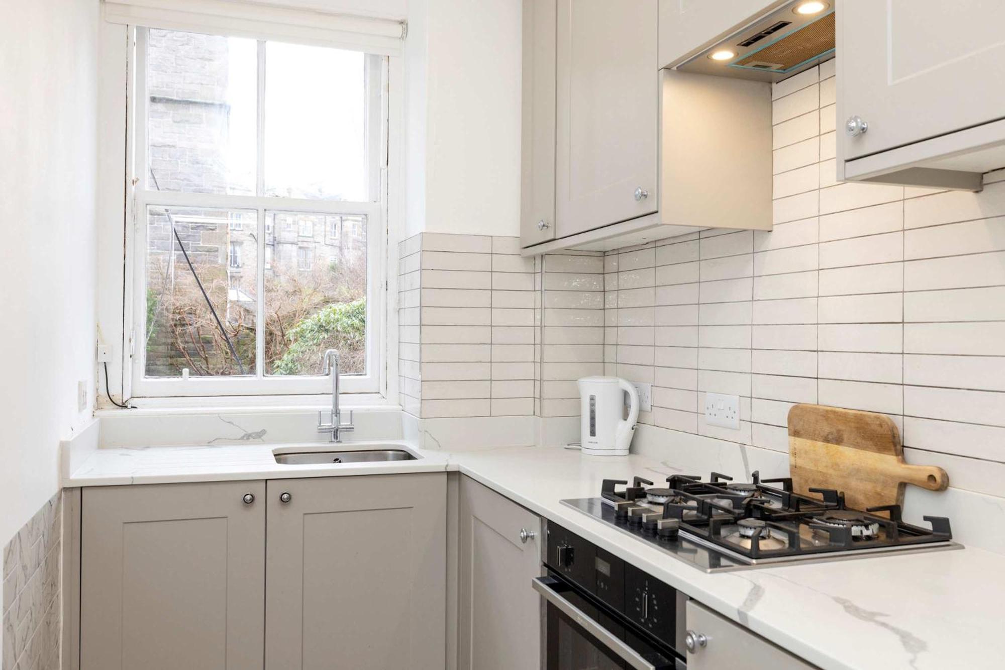 Joivy Spacious 2-bedroom Ground Floor Flat Apartment